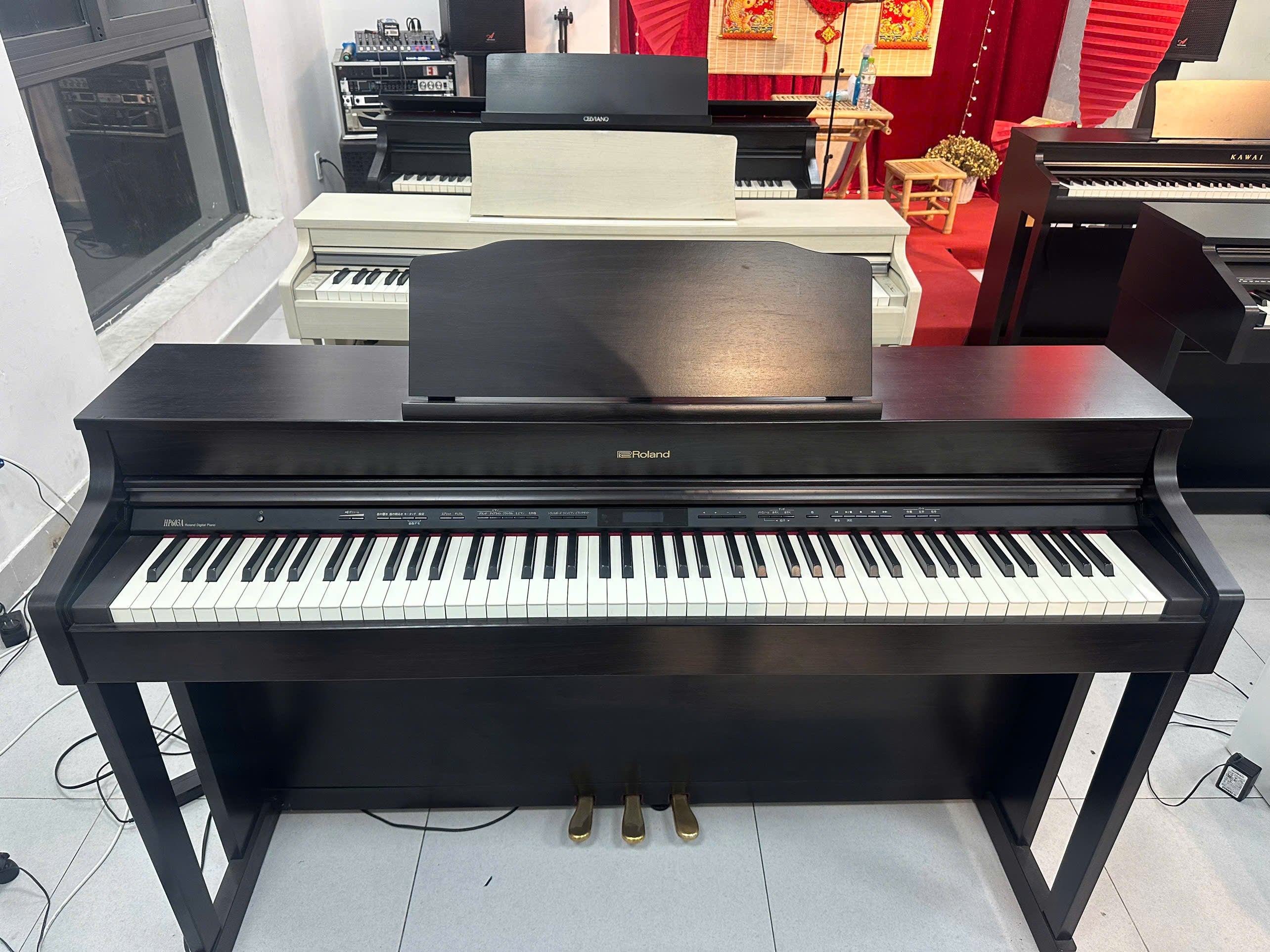 Tải video: Roland HP603