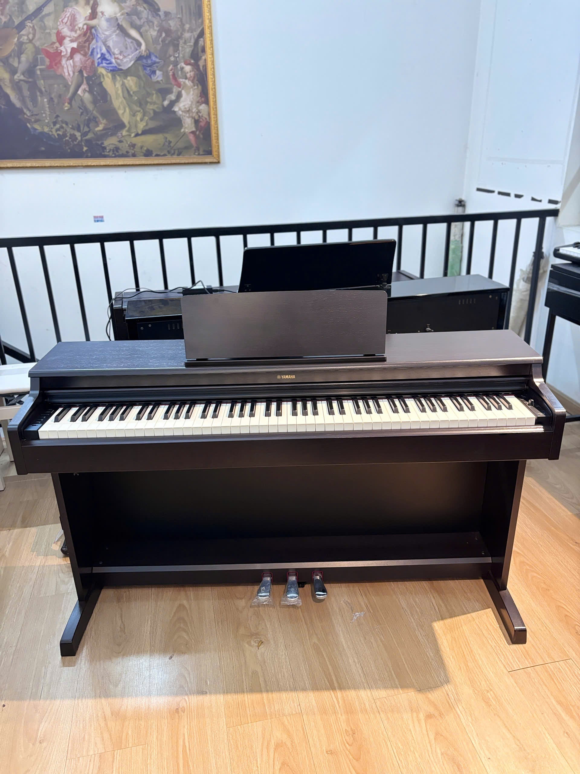 Tải video: Yamaha YDP164
