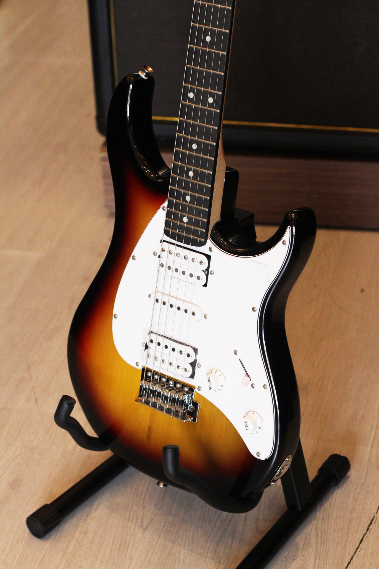 Đàn Guitar Điện Peavey Raptor Plus HSH Electric Guitar, Rosewood Fingerboard, Sunburst