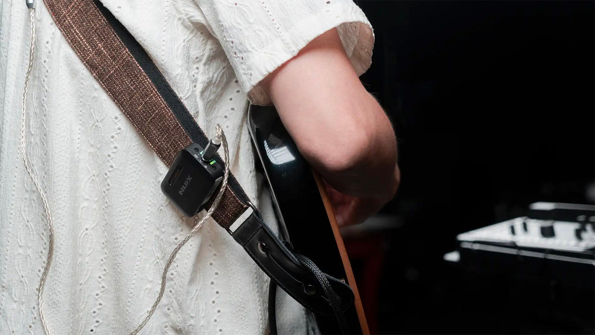 Bộ Thu Phát Tín Hiệu Không Dây In Ear Monitor Wireless System Nux B7 Pro