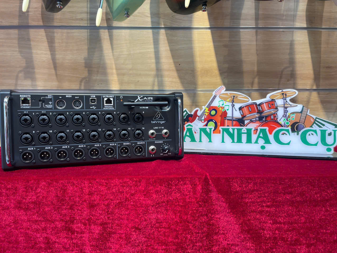 Behringer XR18