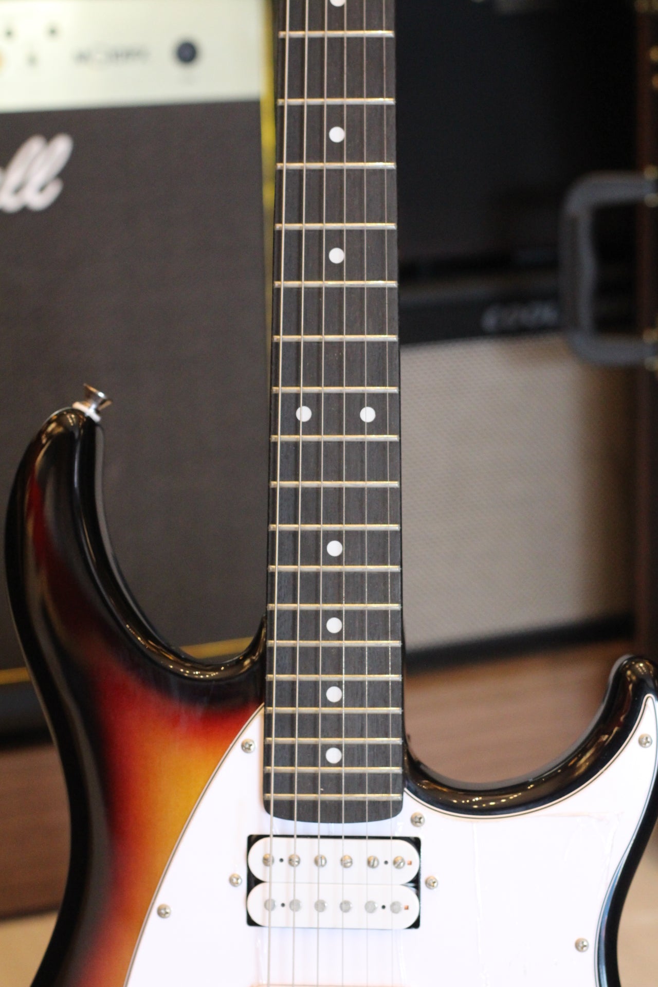 Đàn Guitar Điện Peavey Raptor Plus HSH Electric Guitar, Rosewood Fingerboard, Sunburst