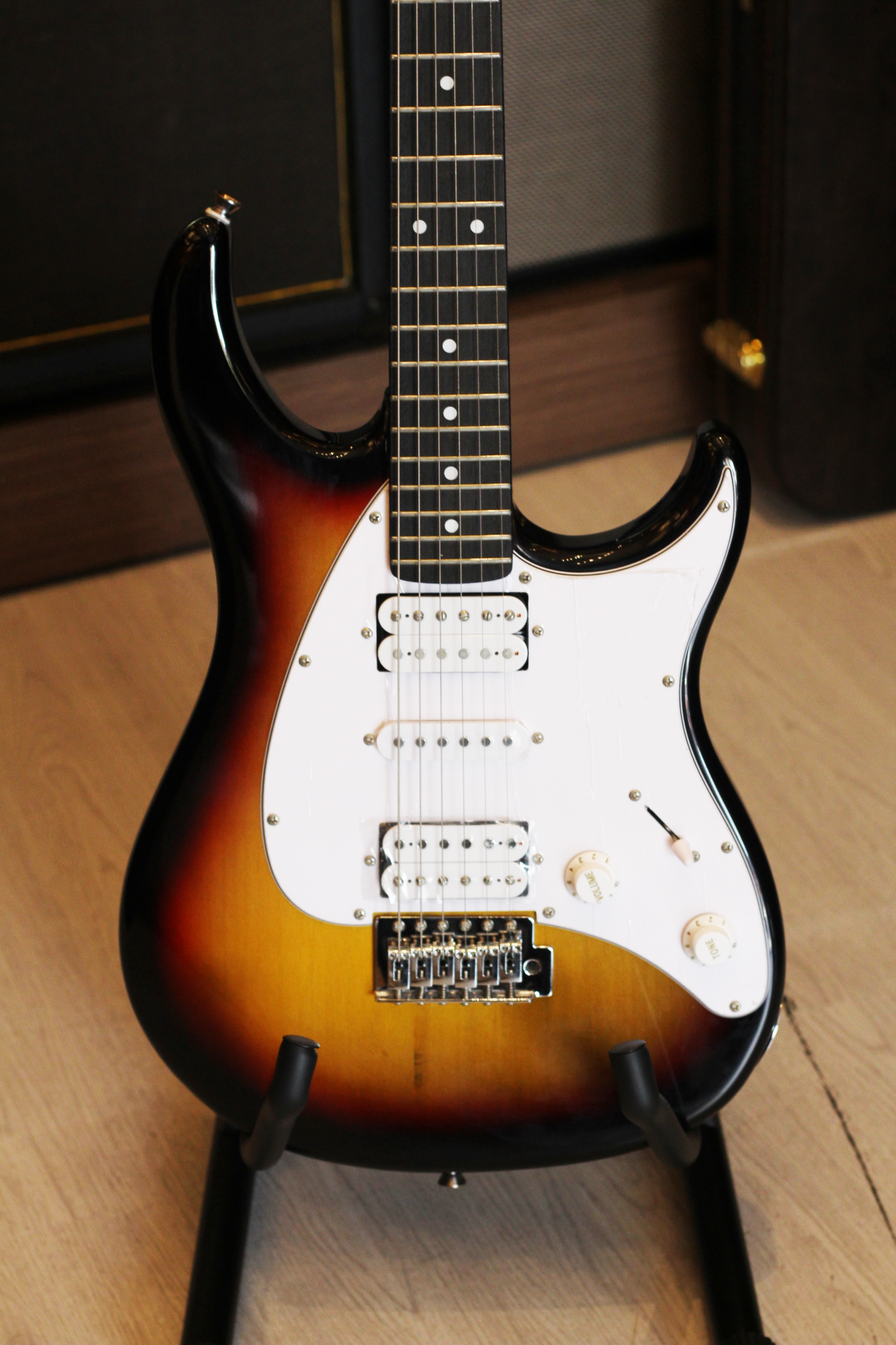 Đàn Guitar Điện Peavey Raptor Plus HSH Electric Guitar, Rosewood Fingerboard, Sunburst
