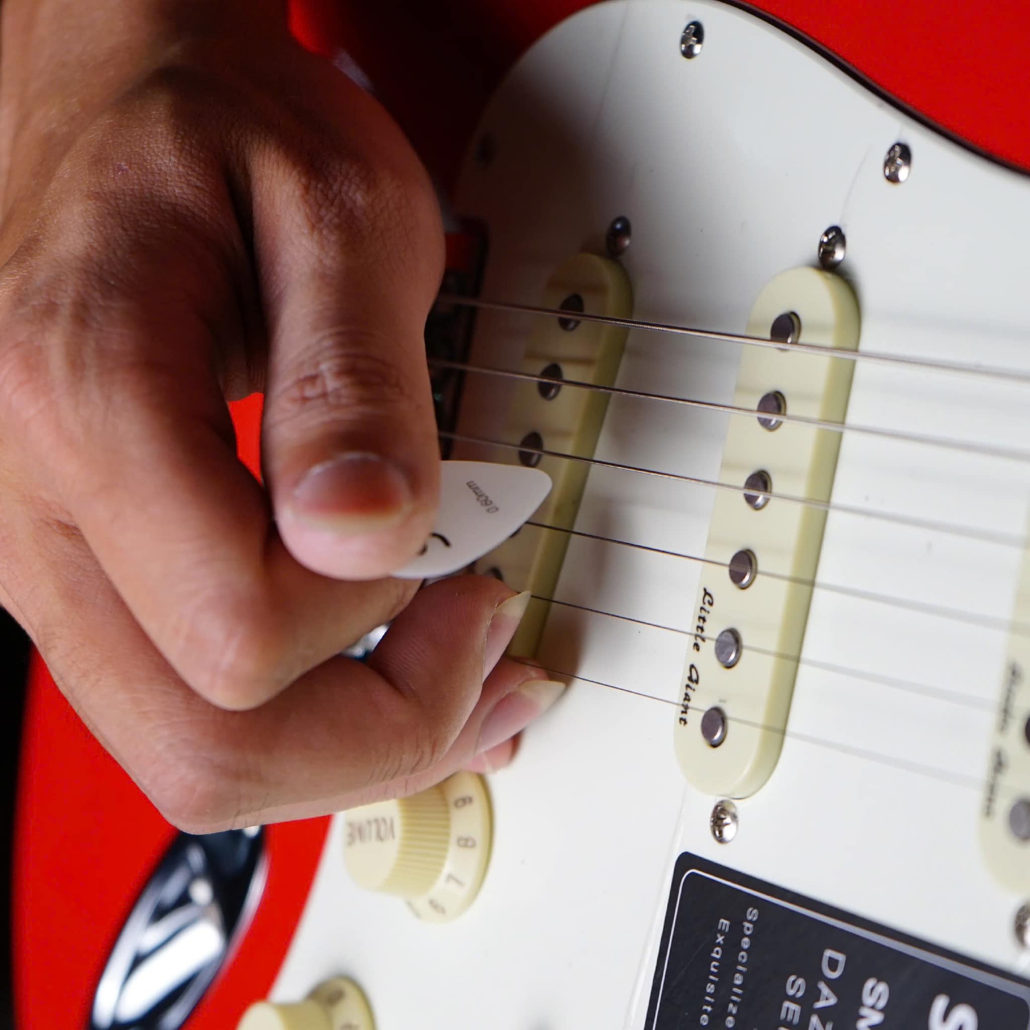 Đàn Guitar Điện Saga Dazzle SMF1314 Red