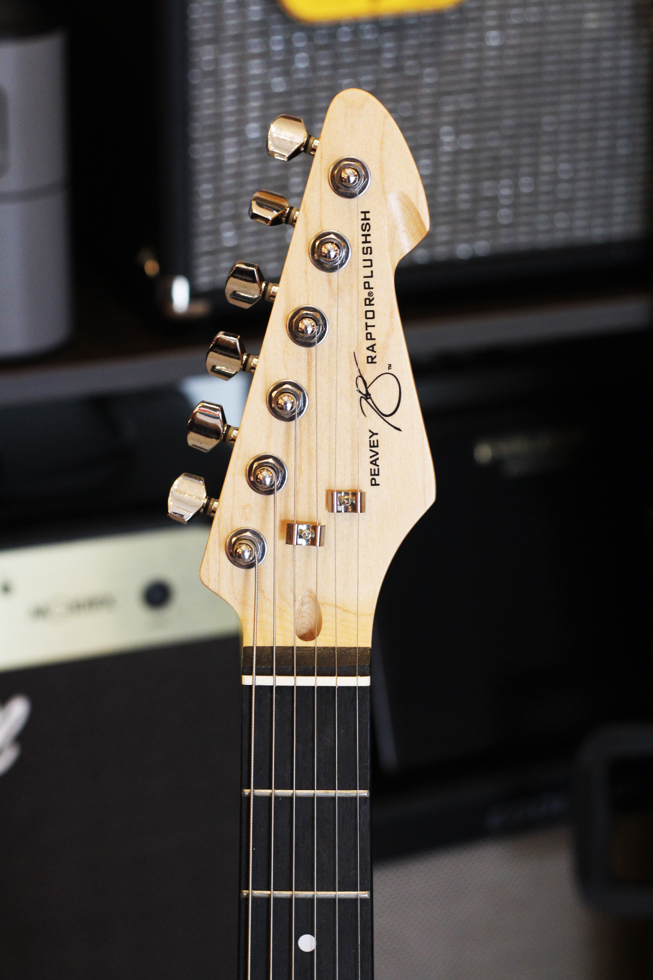 Đàn Guitar Điện Peavey Raptor Plus HSH Electric Guitar, Rosewood Fingerboard, Sunburst