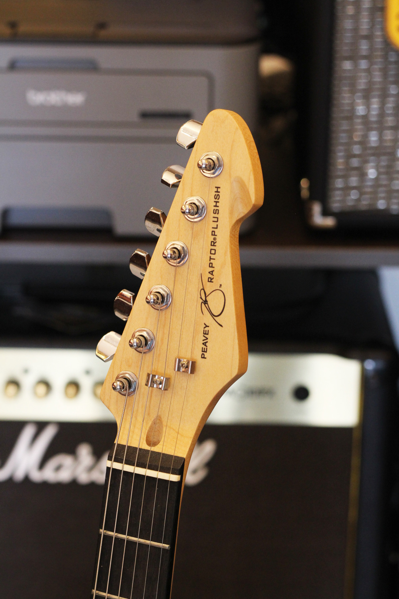 Đàn Guitar Điện Peavey Raptor Plus HSH Electric Guitar, Rosewood Fingerboard, Sunburst