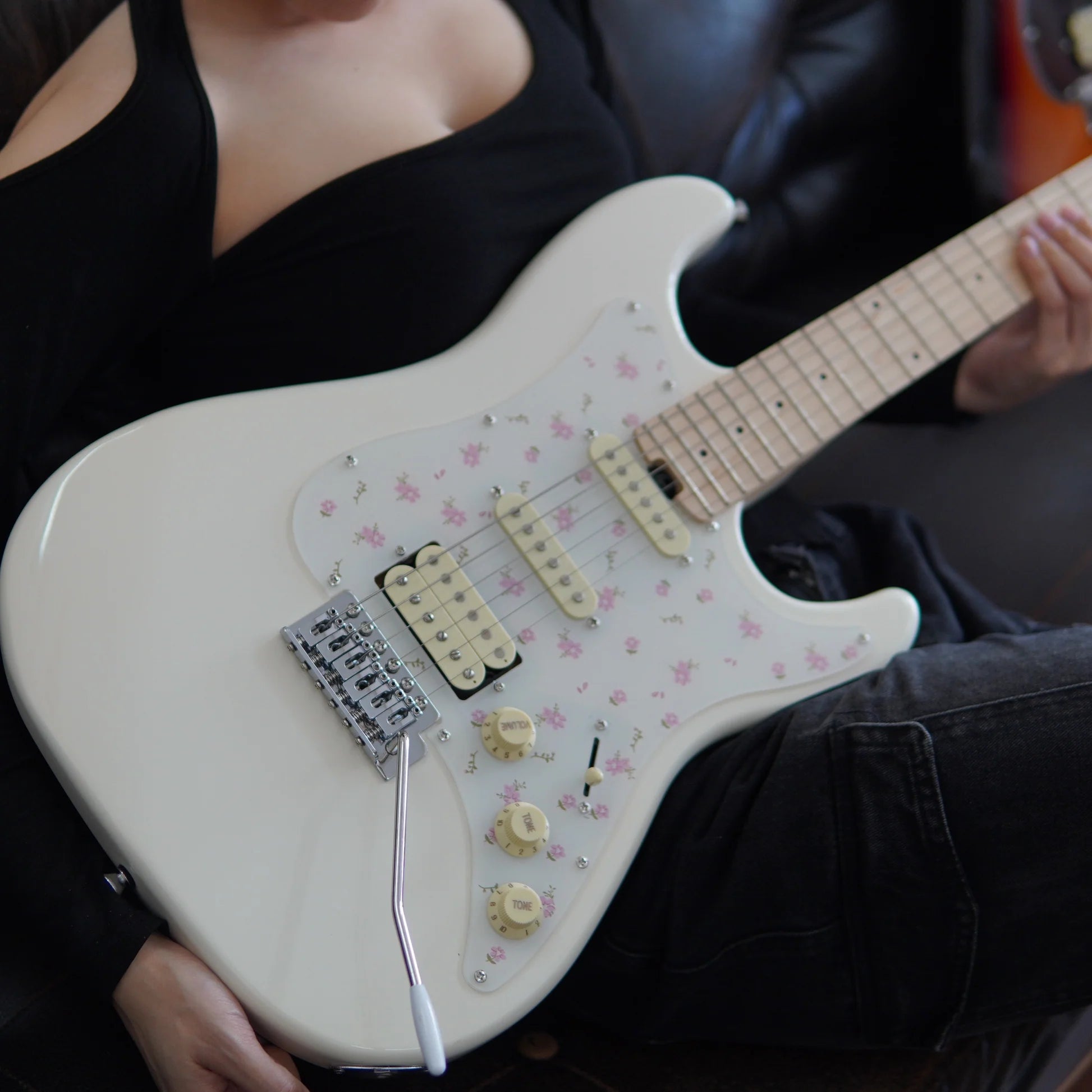 Đàn Guitar Điện Daisy Jeni E200 HSS Electric Guitar, Maple Fingerboard, White