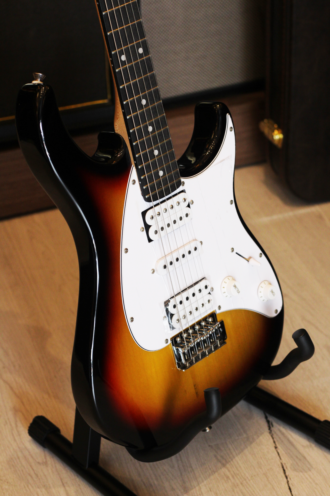 Đàn Guitar Điện Peavey Raptor Plus HSH Electric Guitar, Rosewood Fingerboard, Sunburst