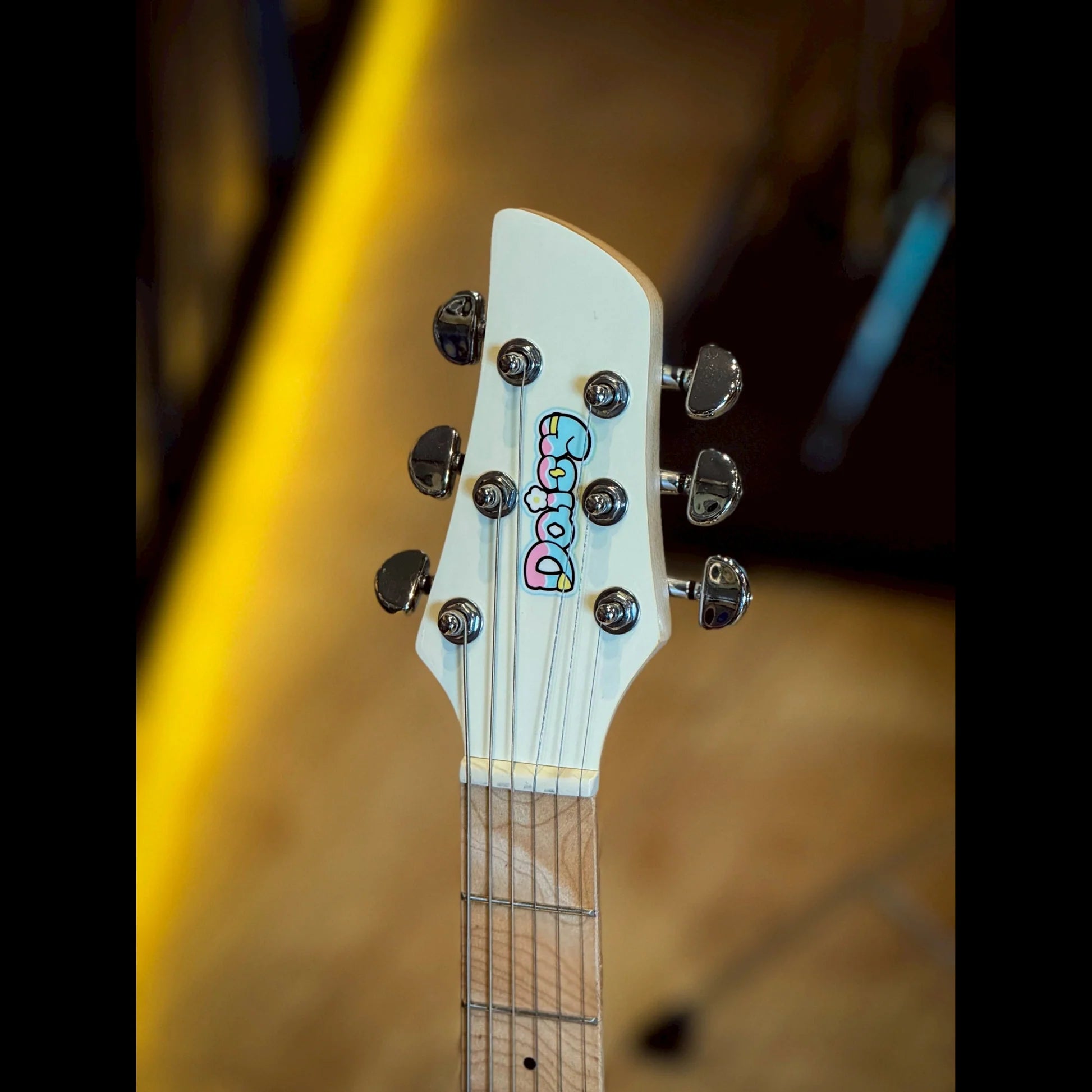 Đàn Guitar Điện Daisy Jeni E200 HSS Electric Guitar, Maple Fingerboard, White