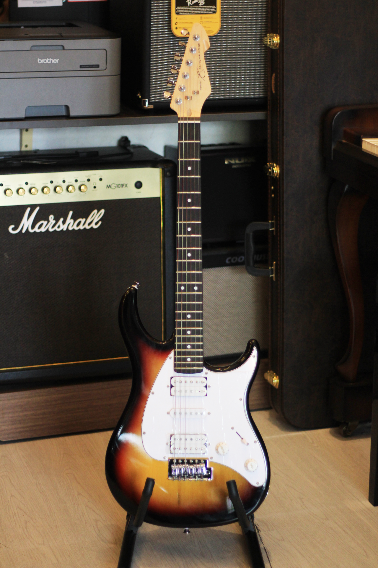 Đàn Guitar Điện Peavey Raptor Plus HSH Electric Guitar, Rosewood Fingerboard, Sunburst