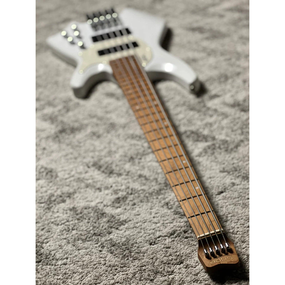 Đàn Guitar Bass 5 Dây Sqoe SBWT750, Pearl White