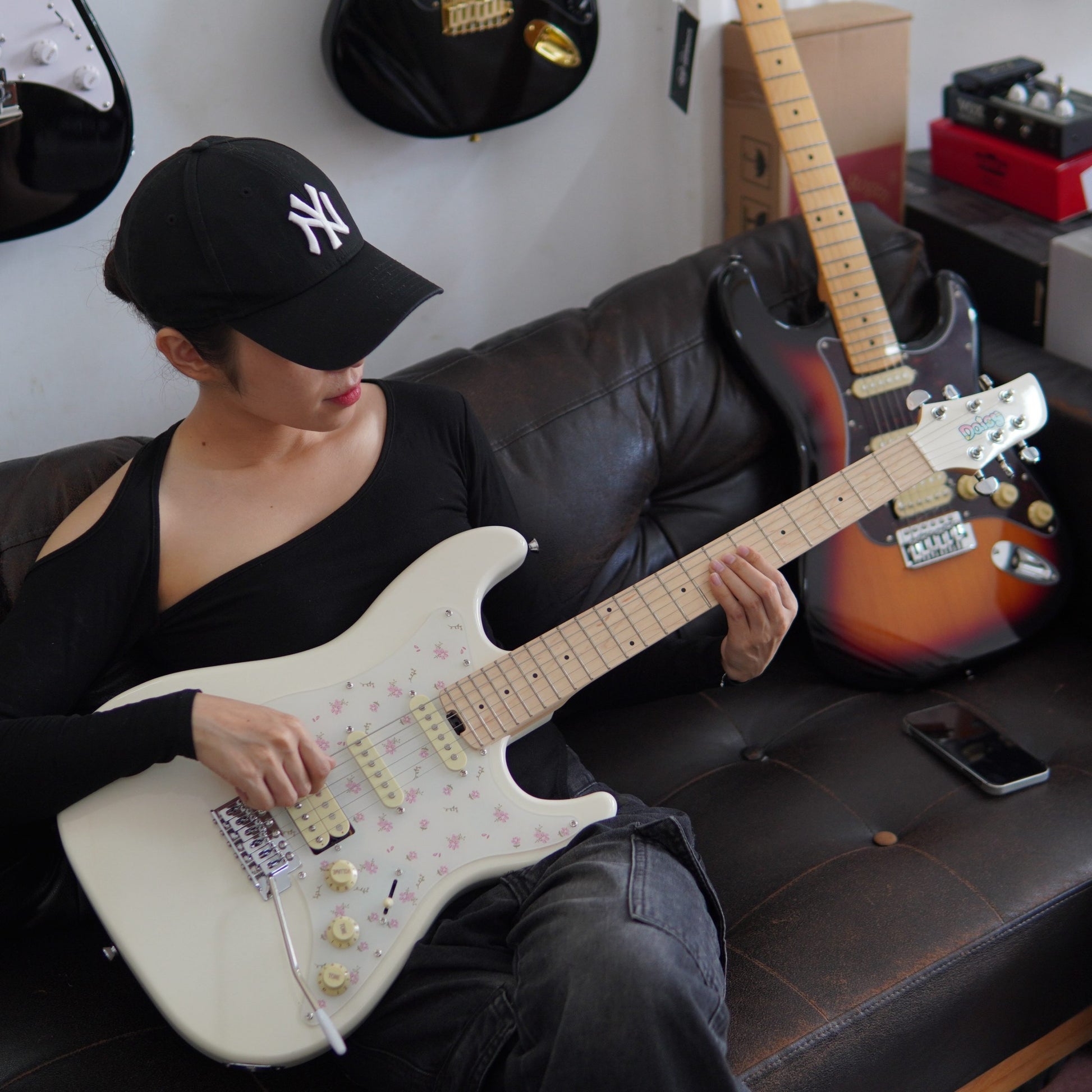 Đàn Guitar Điện Daisy Jeni E200 HSS Electric Guitar, Maple Fingerboard, White