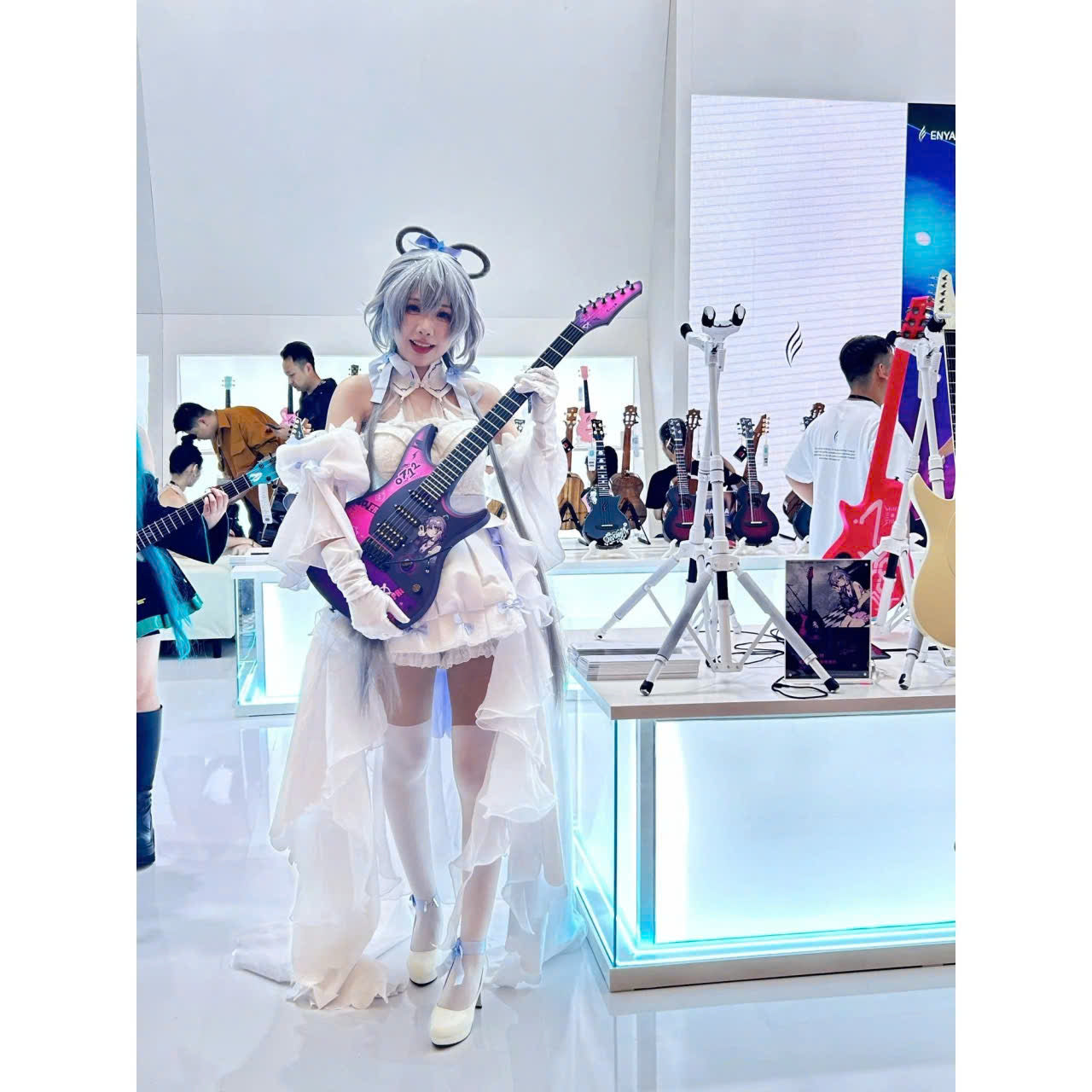 Đàn Guitar Điện Enya Inspire, Luo Tianyi