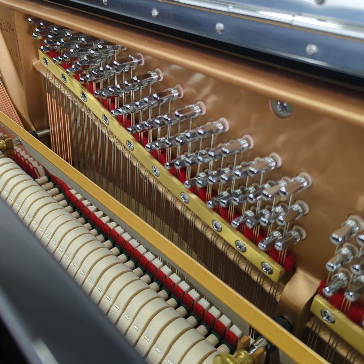 Đàn Piano Cơ Upright Essex EUP123E