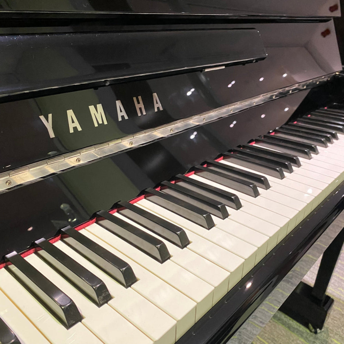 Đàn Piano Cơ Upright Yamaha P116, Polished Ebony Chrome