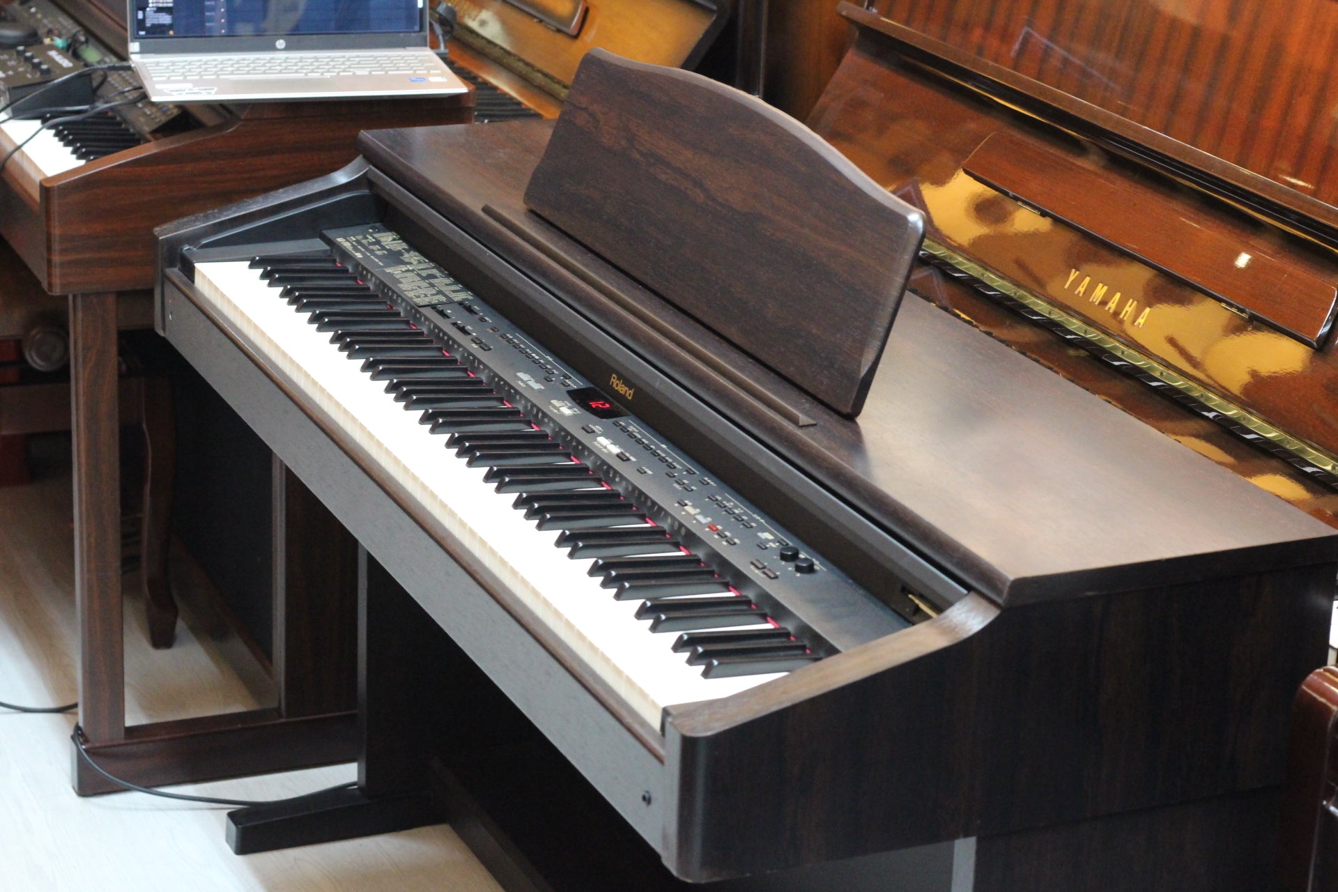 Đàn Piano Điện Roland KR370