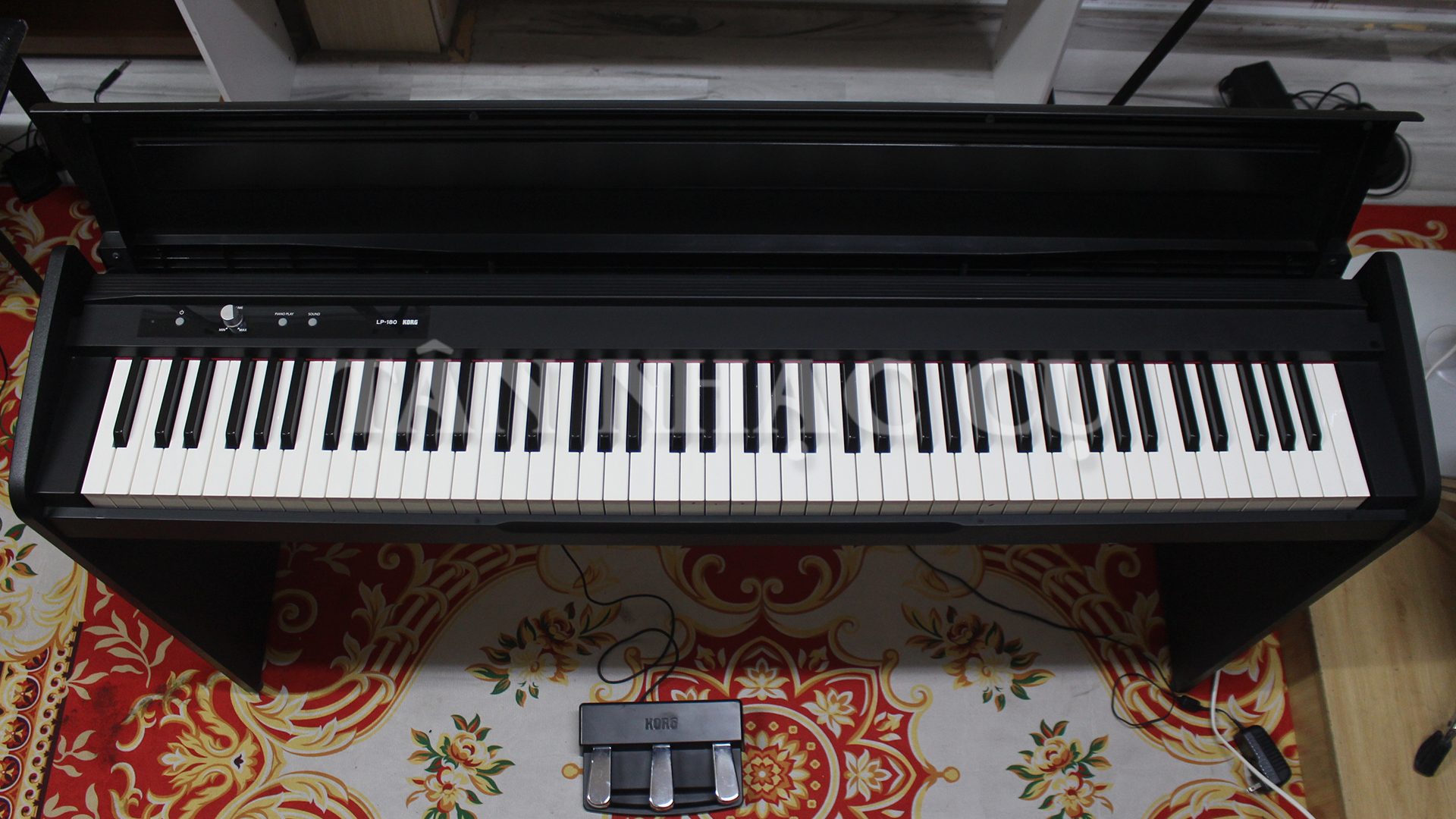 Korg LP180
