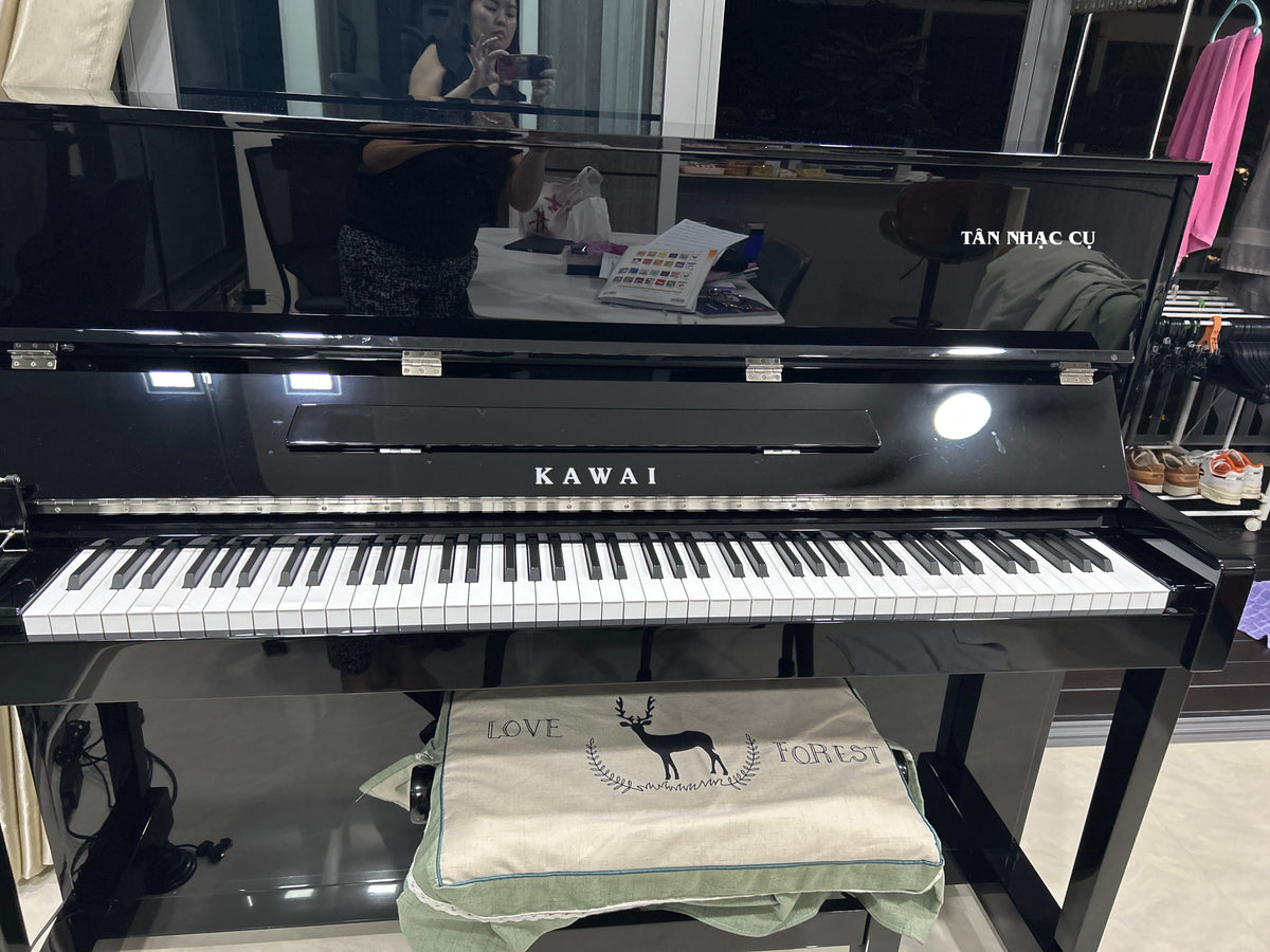 toàn cảnh đàn piano KAWAI ND21 nắp mở, màu đen bóng polished ebony tại nhà khách hàng của Tân Nhạc Cụ