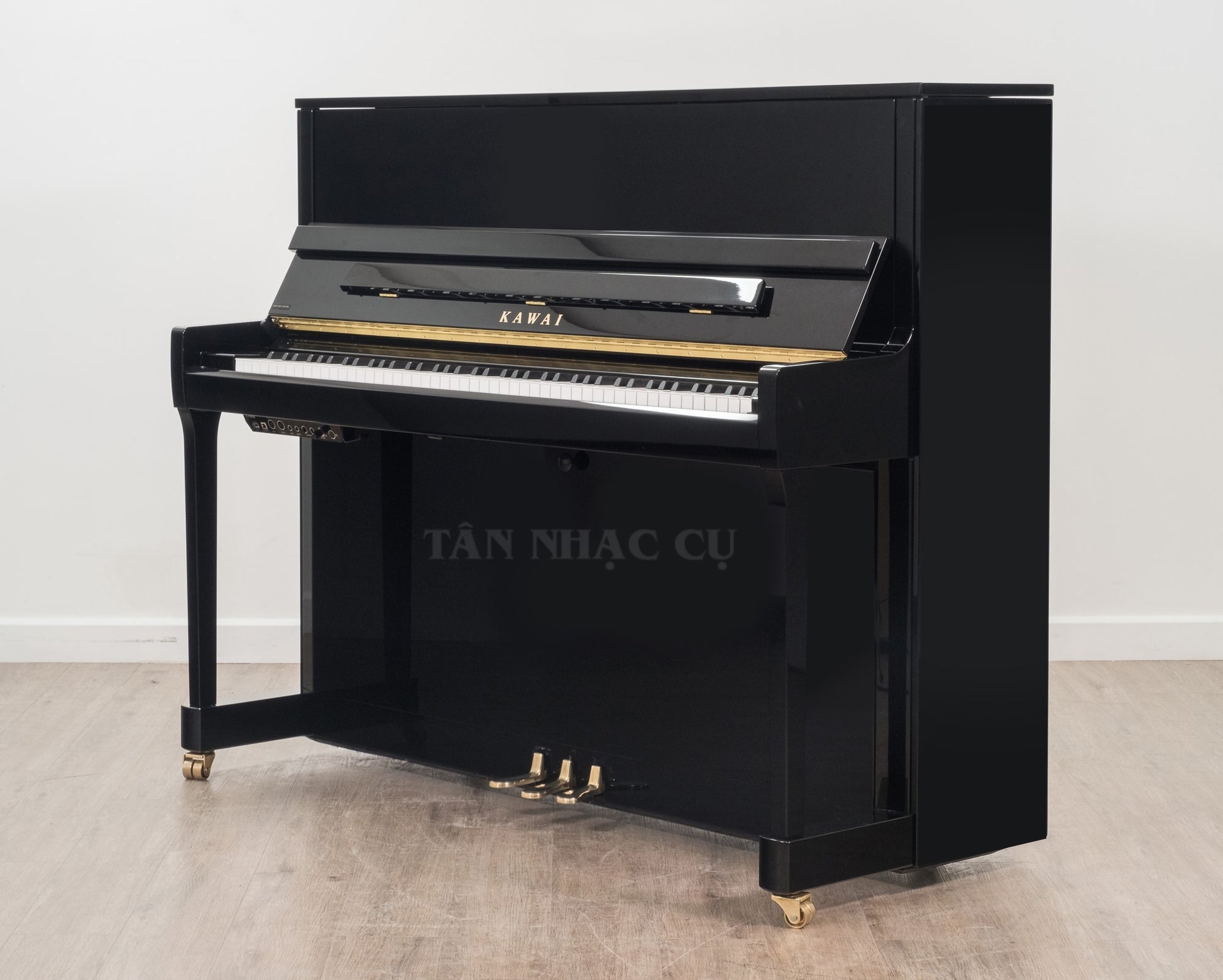 Chụp ảnh nghiêng góc phải toàn cảnh đàn piano KAWAI K300 cũ, qua sử dụng tại showroom Tân Nhạc Cụ, màu đen bóng, tình trạng còn như mới