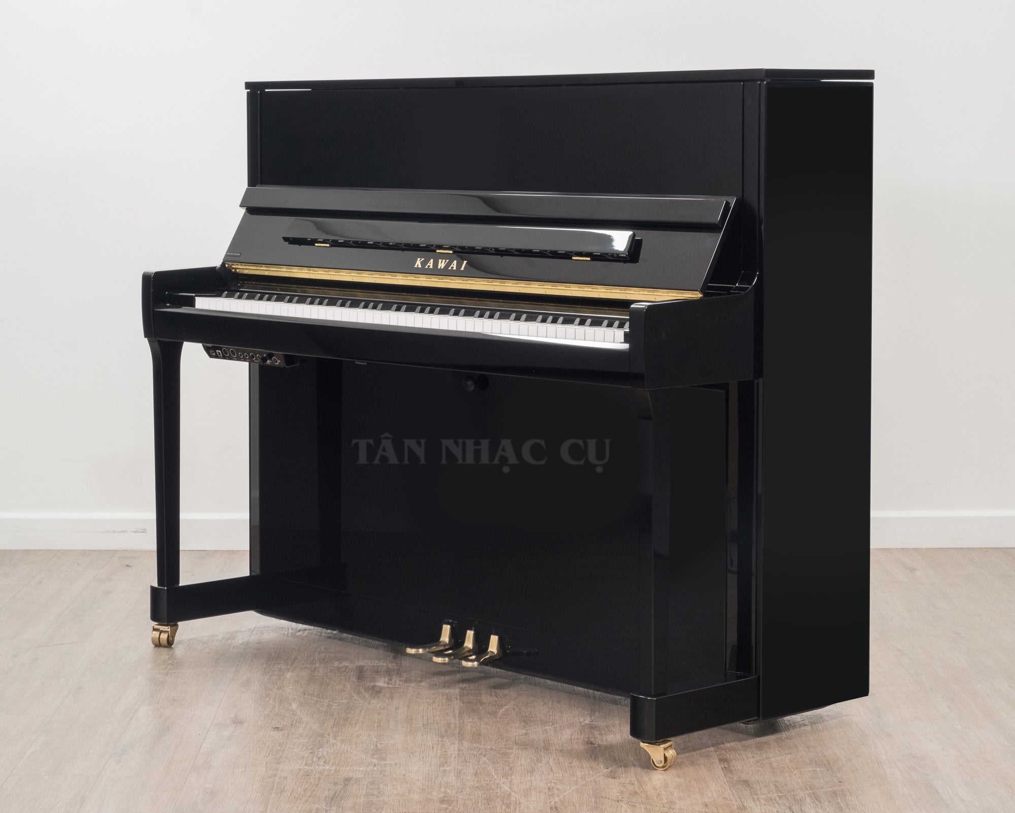 Chụp ảnh nghiêng góc phải toàn cảnh đàn piano KAWAI K300 cũ, qua sử dụng tại showroom Tân Nhạc Cụ, màu đen bóng, tình trạng còn như mới