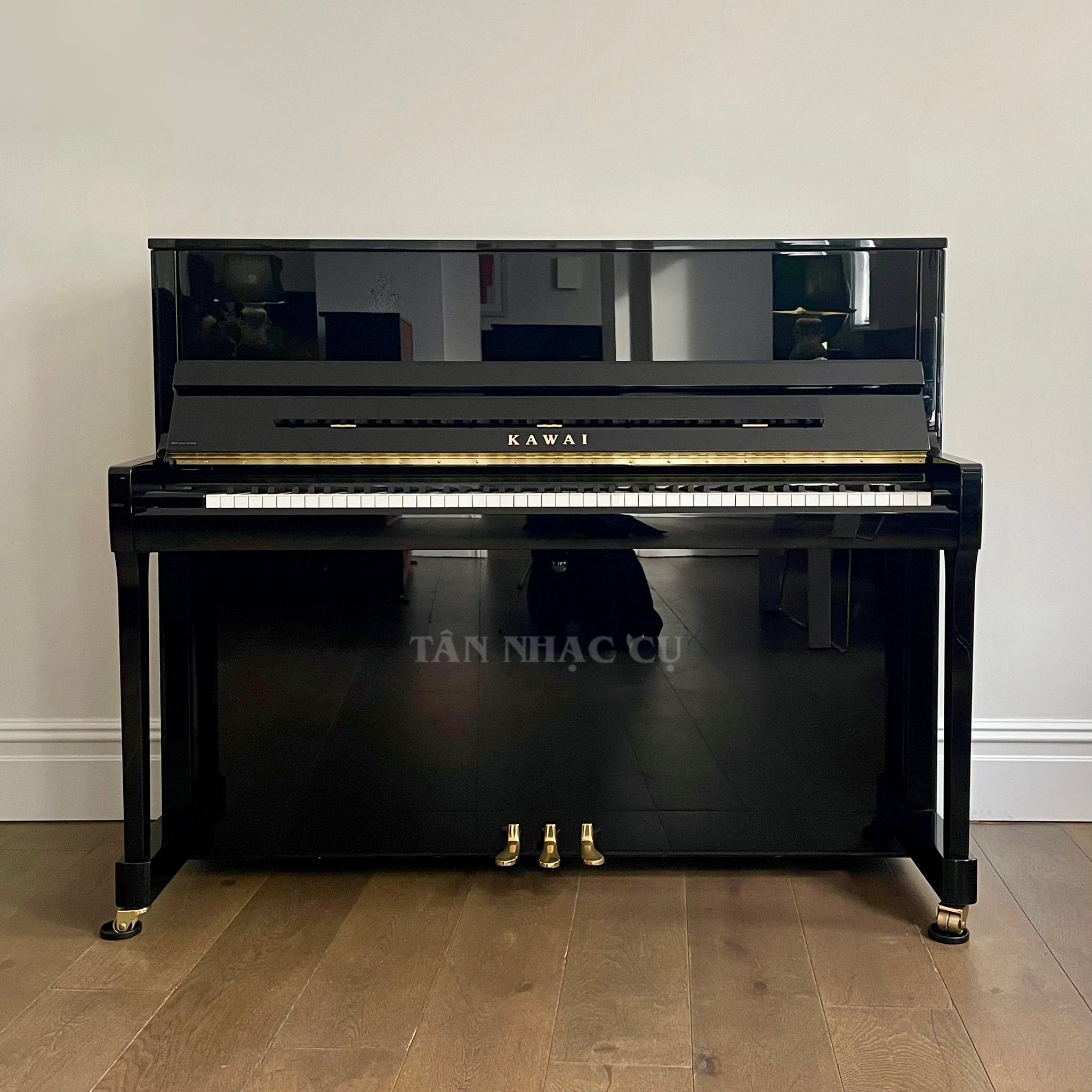 Chụp ảnh trực diện toàn cảnh đàn piano KAWAI K300 cũ, qua sử dụng tại showroom Tân Nhạc Cụ, màu đen bóng, tình trạng còn như mới