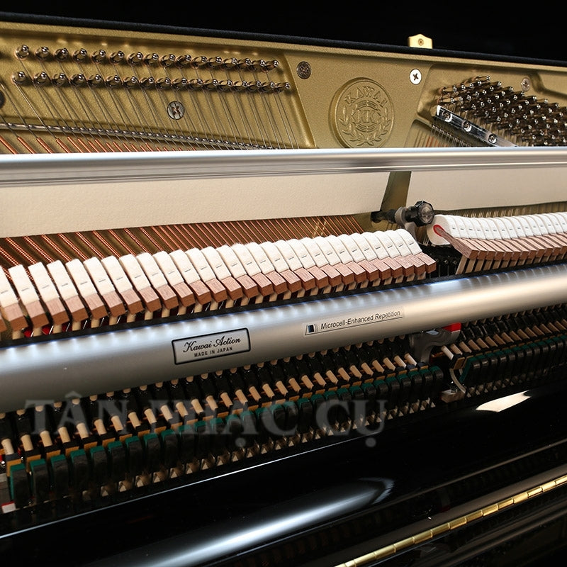 Toàn cảnh bộ máy bên trong đàn piano KAWAI K300 cũ, màu đen bóng, bộ máy sáng bóng, mới tinh, búa đàn đều, gần như chưa qua sử dụng