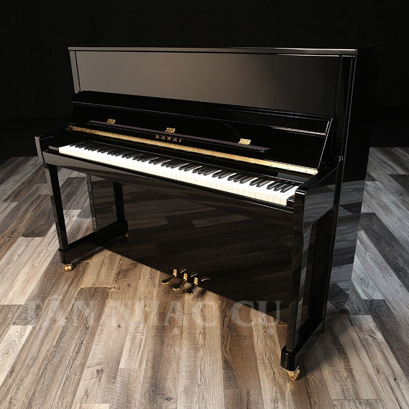 Toàn cảnh đàn piano KAWAI K300 cũ, màu đen bóng, nghiêng góc bên phải tại showroom Tân Nhạc Cụ, tình trạng còn như mới