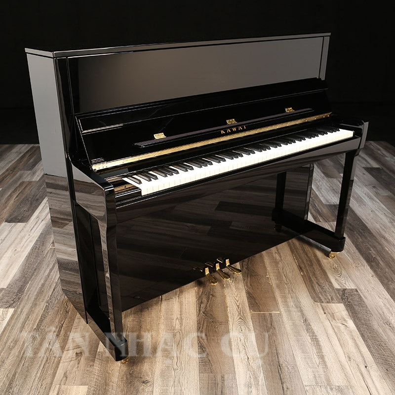 Toàn cảnh đàn piano KAWAI K300 cũ, màu đen bóng, nghiêng góc bên trái tại showroom Tân Nhạc Cụ, tình trạng còn như mới