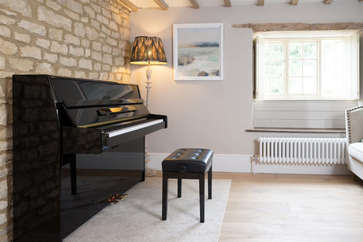 Toàn cảnh KAWAI K15E màu đen bóng chụp nghiêng bên hông trong phòng khách