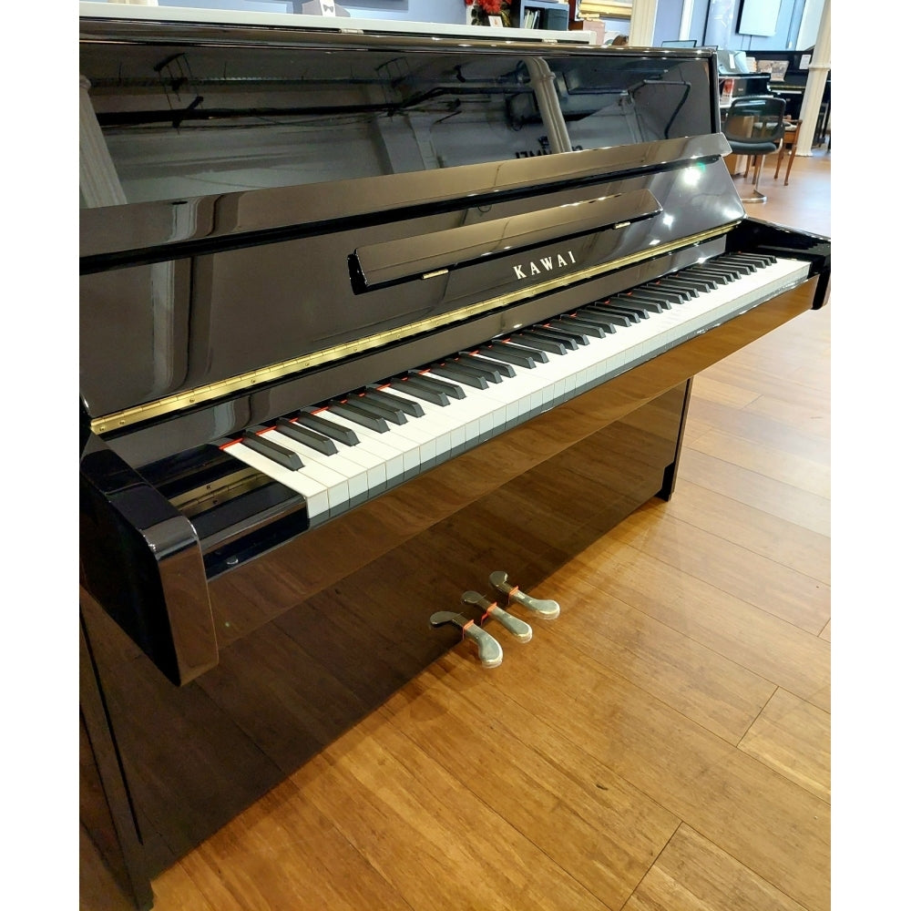 Cận cảnh đàn piano KAWAI K15E từ phía bên trái