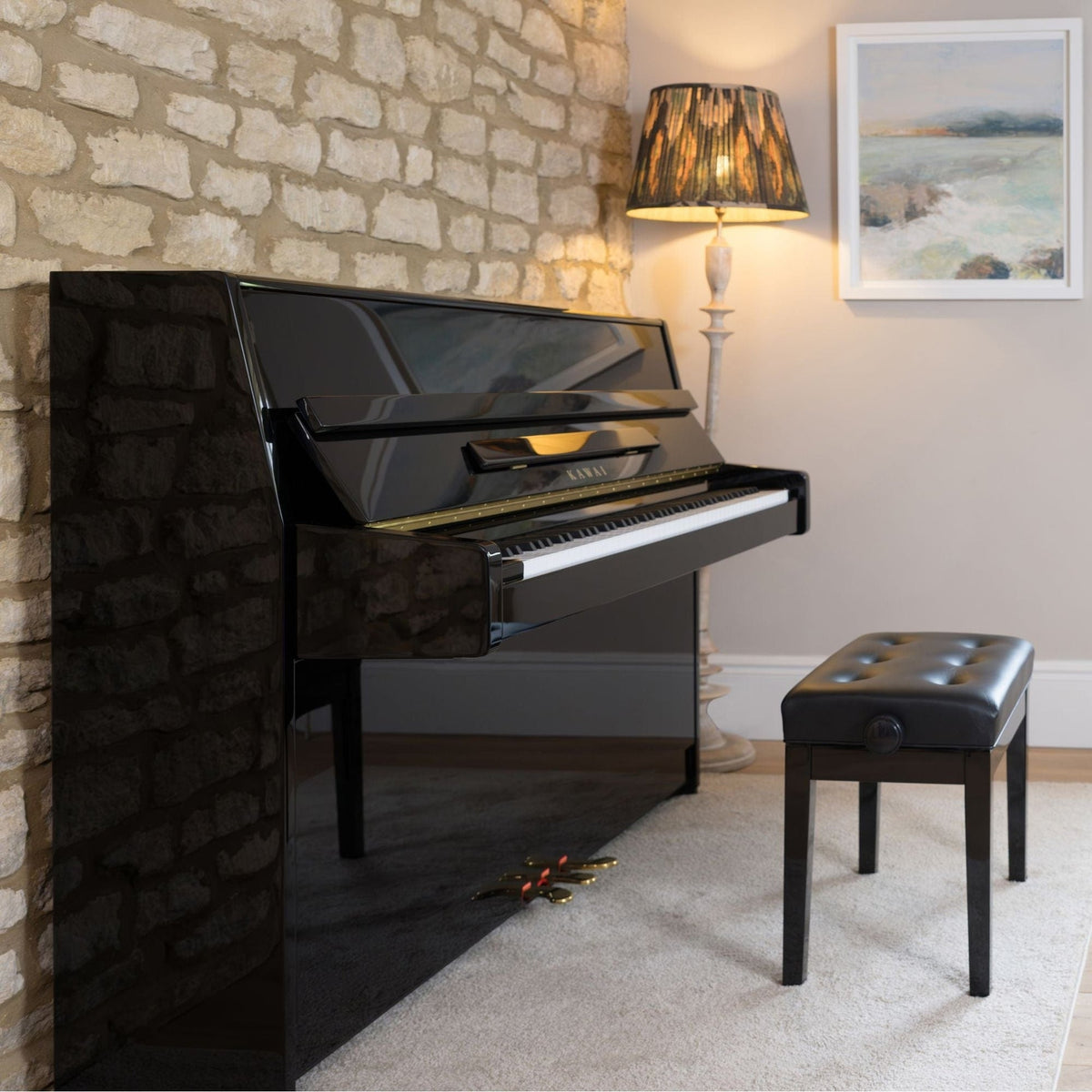 Toàn cảnh đàn piano KAWAI K15E màu đen bóng polished ebony tại phòng khách, đi kèm ghế chính hãng, nhỏ gọn
