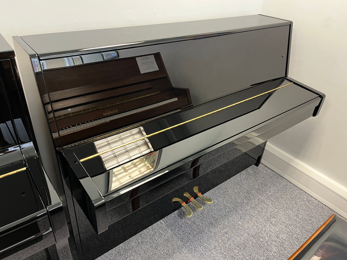 Chụp từ trên xuống đàn piano KAWAI K15E, nắp đóng, kích thước nhỏ gọn