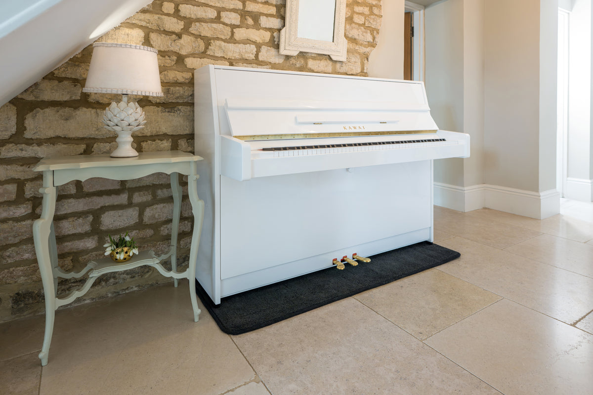 Toàn cảnh KAWAI K15E màu trắng bóng trong phòng khách, nhỏ gọn, sang trọng