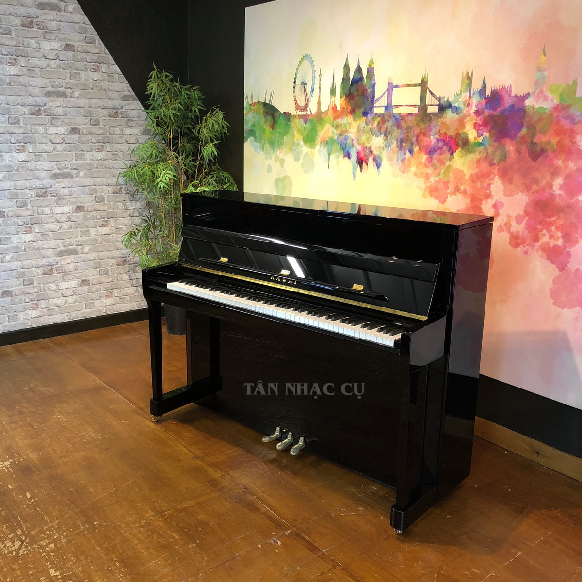 Toàn cảnh đàn piano KAWAI K200 màu đen bóng, mở nắp, nghiêng góc phải tại nhà khách hàng tiếp theo của Tân Nhạc Cụ