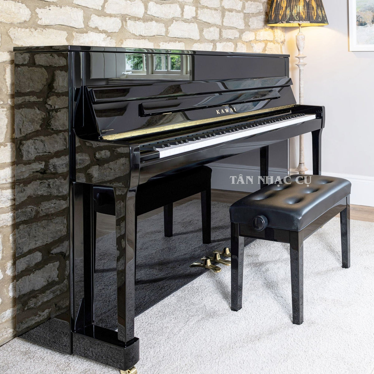 Toàn cảnh đàn piano KAWAI K200 màu đen bóng, mở nắp, nghiêng góc phải tại nhà khách hàng tiếp theo của Tân Nhạc Cụ