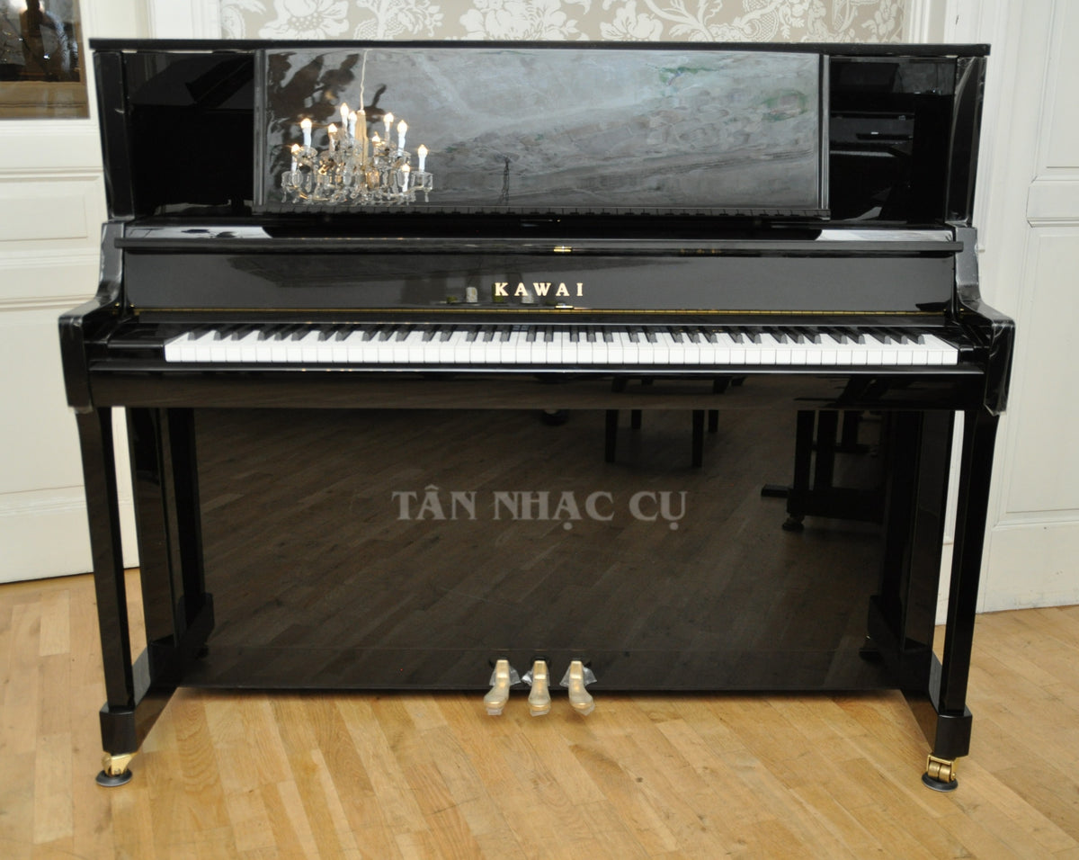Toàn cảnh đàn piano KAWAI K400 tại nhà khách hàng tiếp theo của Tân Nhạc Cụ, đàn mới tinh nguyên hộp, sáng bóng, sang trọng trong màu đen bóng polished ebony