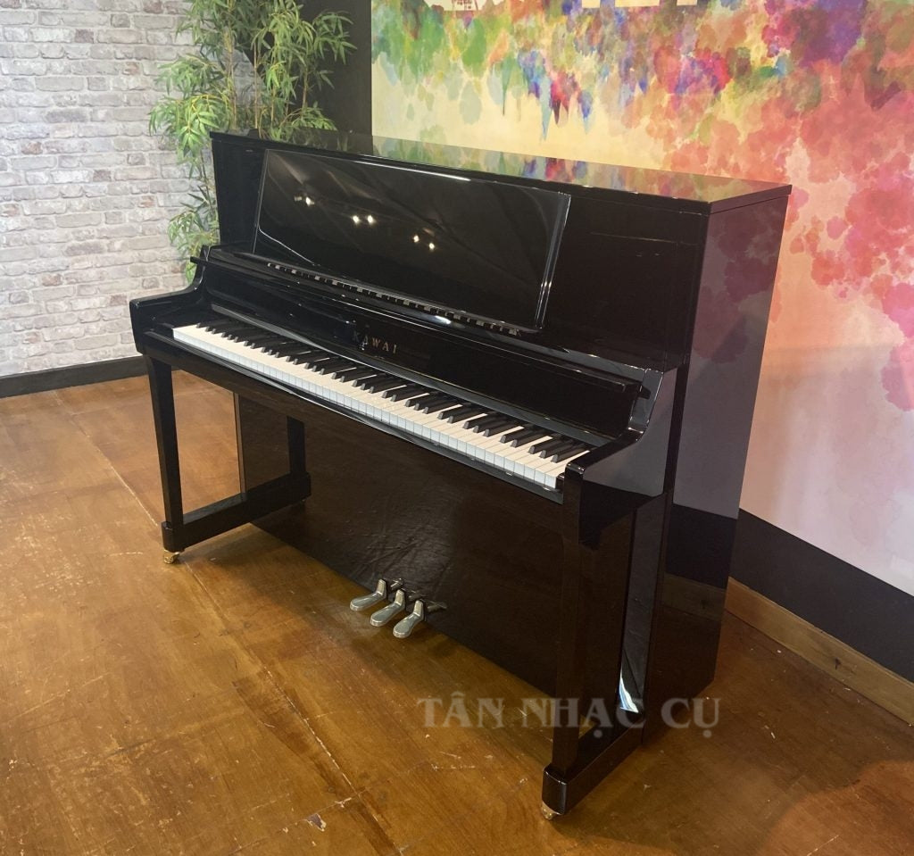 Toàn cảnh đàn piano KAWAI K400 tại nhà khách hàng tiếp theo của Tân Nhạc Cụ, đàn mới tinh nguyên hộp, sáng bóng, sang trọng trong màu đen bóng polished ebony
