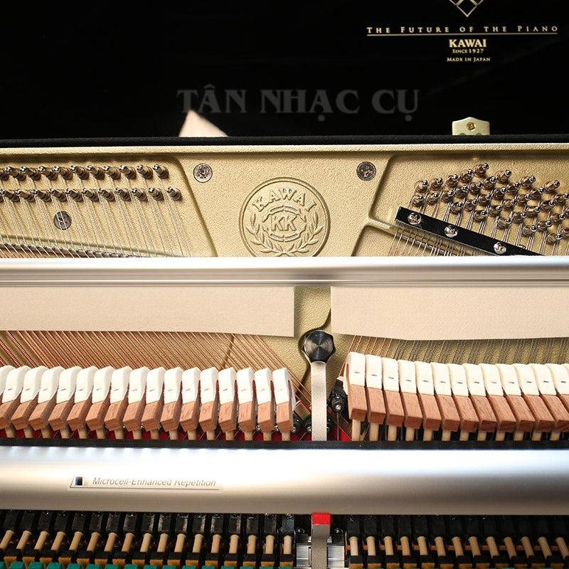 Cận cảnh bộ máy bên trong đàn piano KAWAI K400, bộ máy sáng bóng, búa mới tinh, đồng đều, bộ máy mới tinh, tại showroom Tân Nhạc Cụ