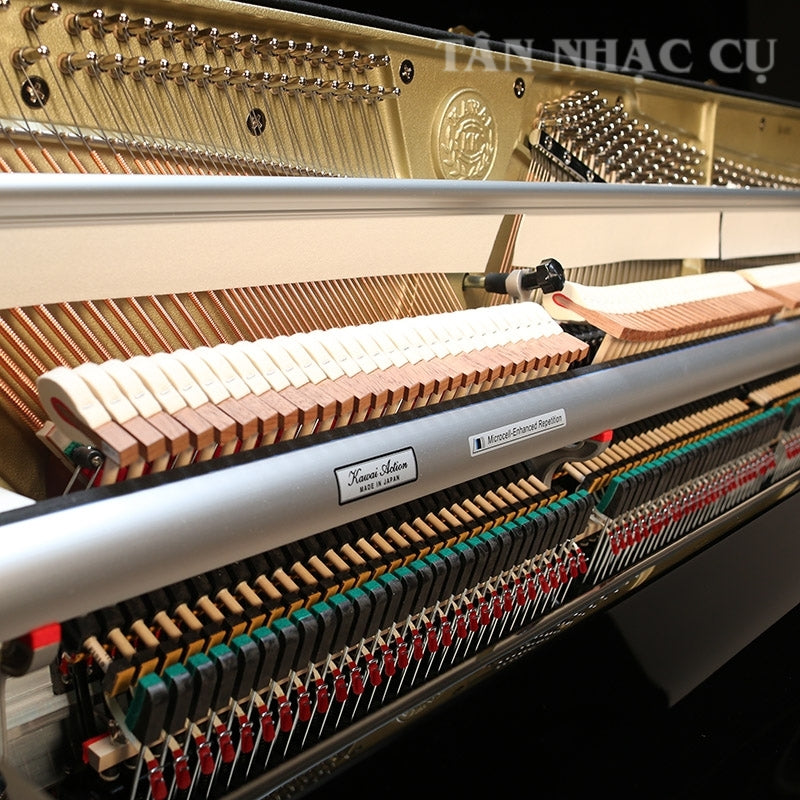 Cận cảnh bộ máy bên trong đàn piano KAWAI K400, bộ máy sáng bóng, búa mới tinh, đồng đều, bộ máy mới tinh, tại showroom Tân Nhạc Cụ
