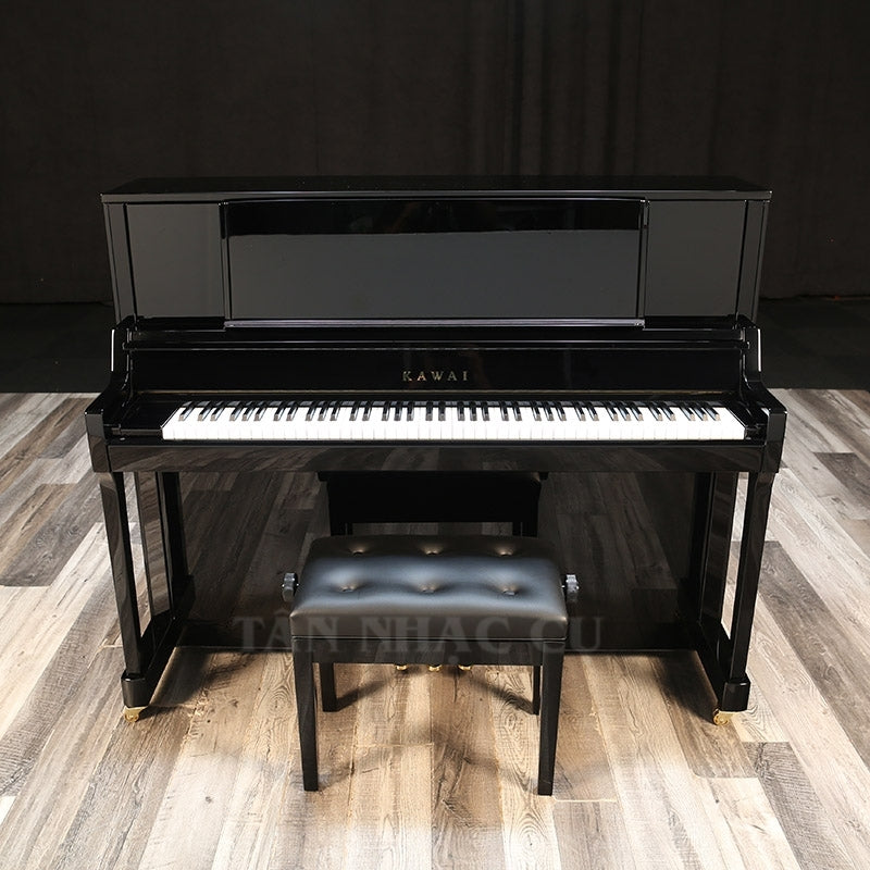Toàn cảnh đàn piano KAWAI K400, trực diện, mở nắp, màu đen bóng sang trọng, kèm ghế tại showroom Tân Nhạc Cụ