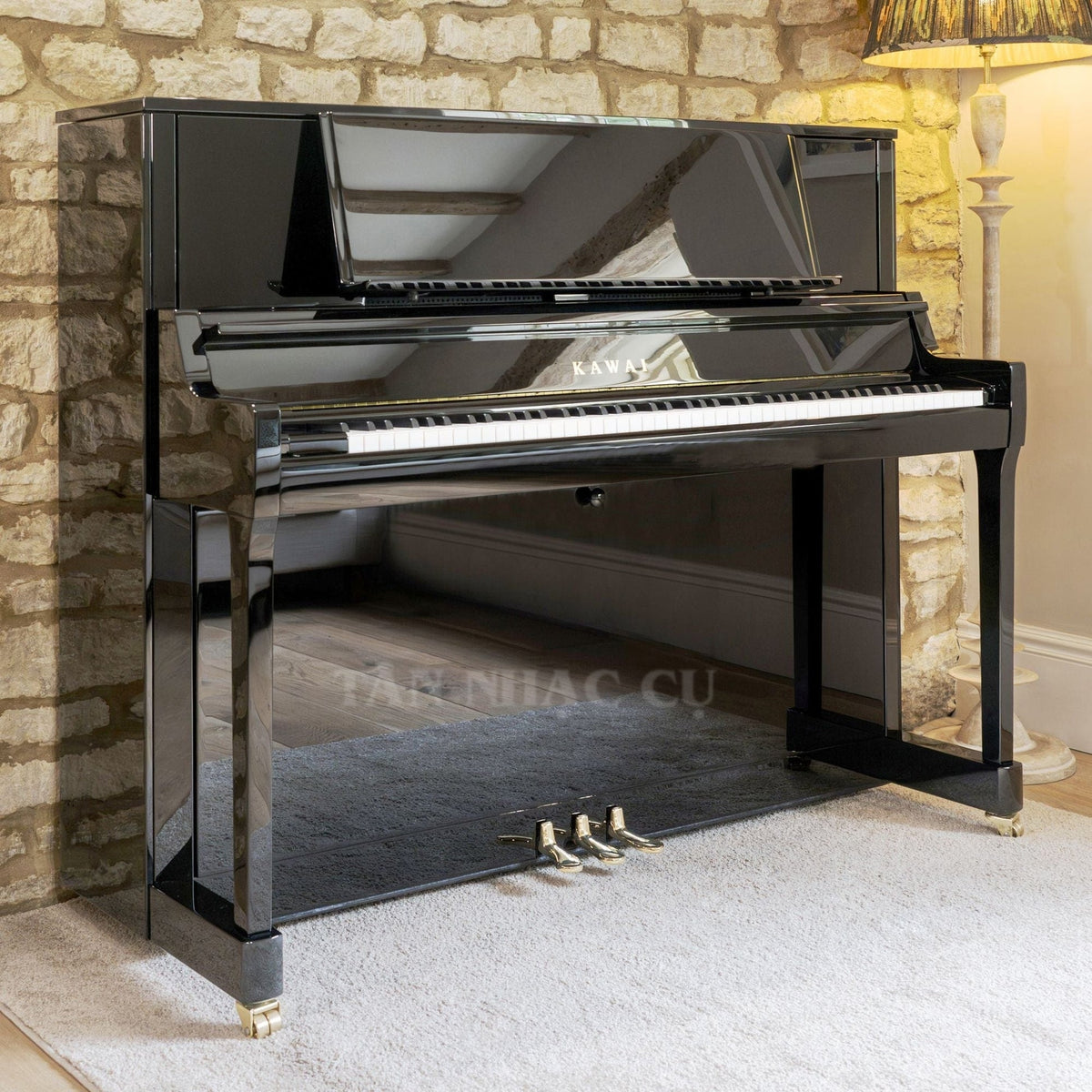 Toàn cảnh đàn piano KAWAI K400 tại nhà khách hàng của Tân Nhạc Cụ, đàn mới tinh nguyên hộp, sáng bóng, sang trọng trong màu đen bóng polished ebony