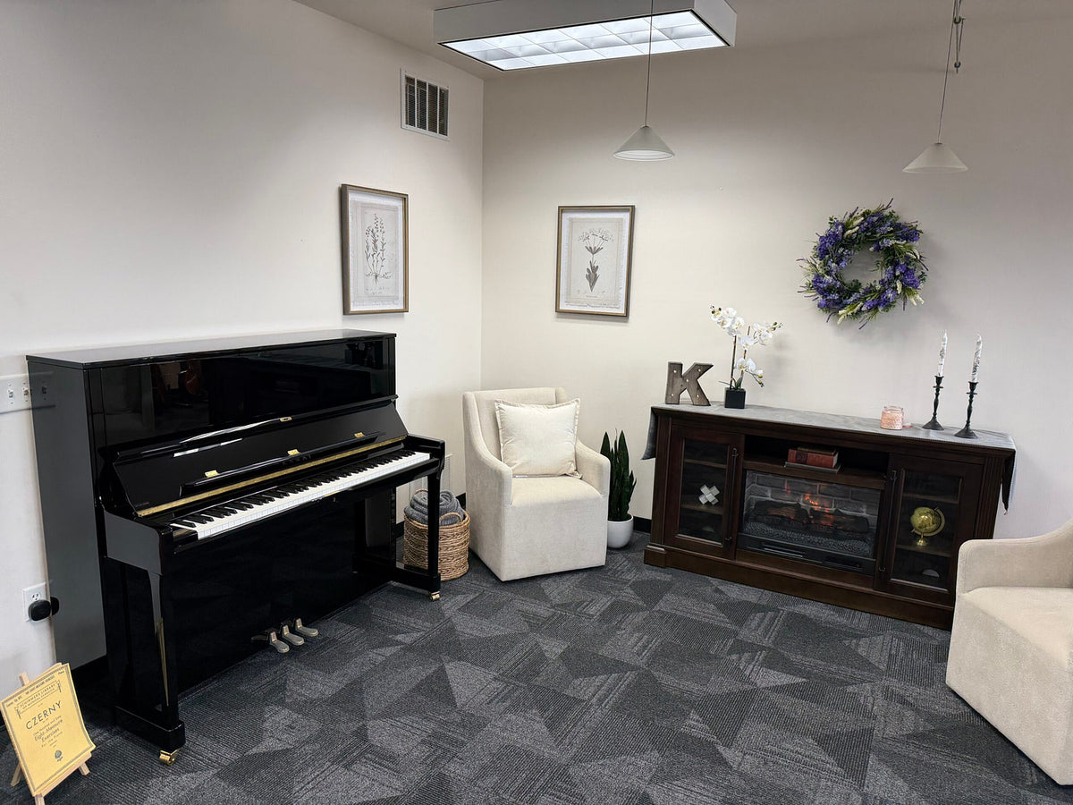 Toàn cảnh đàn piano KAWAI K500 tại showroom Tân Nhạc Cụ, màu đen bóng polished ebony, mở nắp, nghiêng góc bên trái