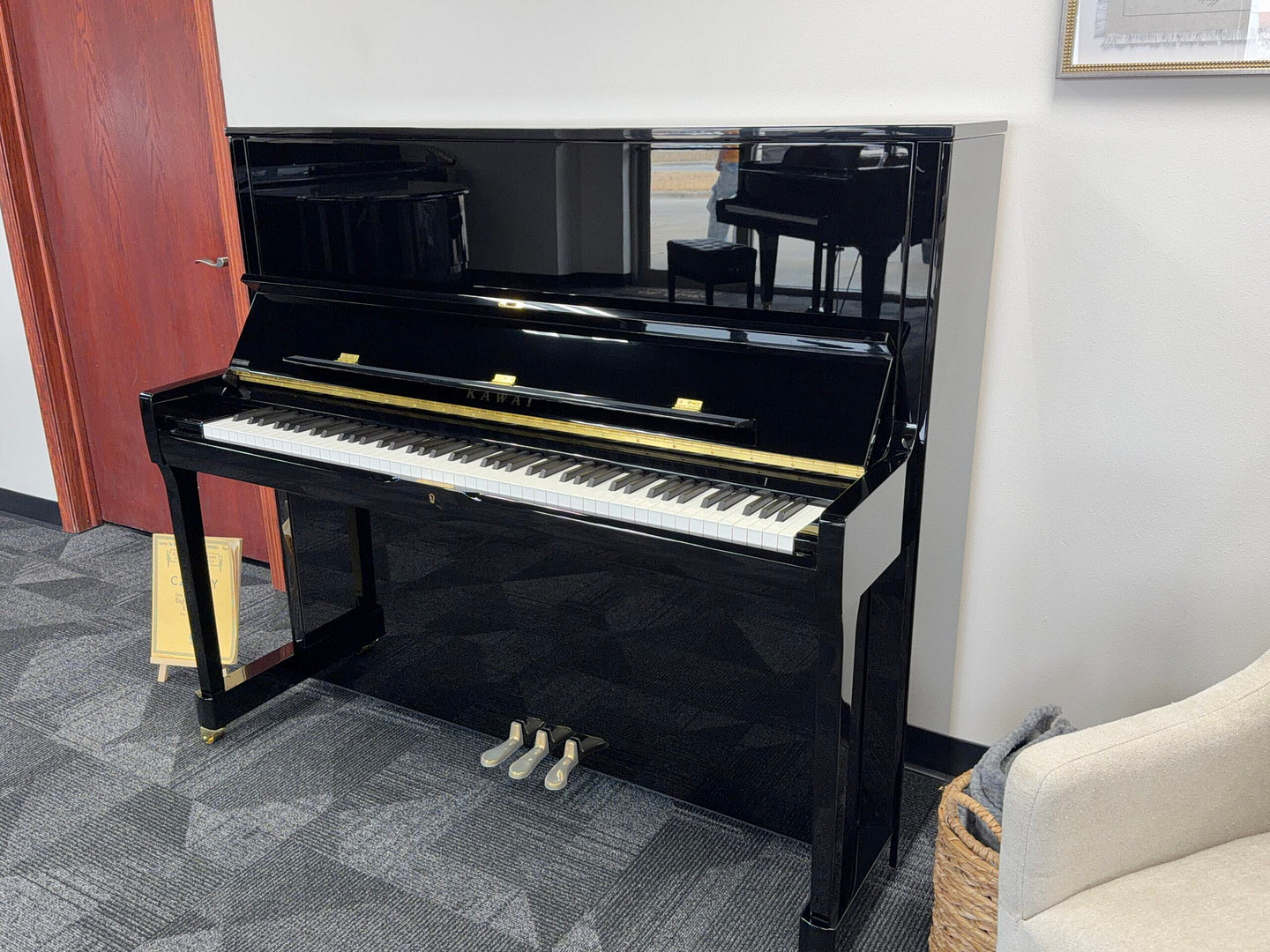Toàn cảnh đàn piano KAWAI K500 tại showroom Tân Nhạc Cụ, màu đen bóng polished ebony, mở nắp, nghiêng góc bên phải