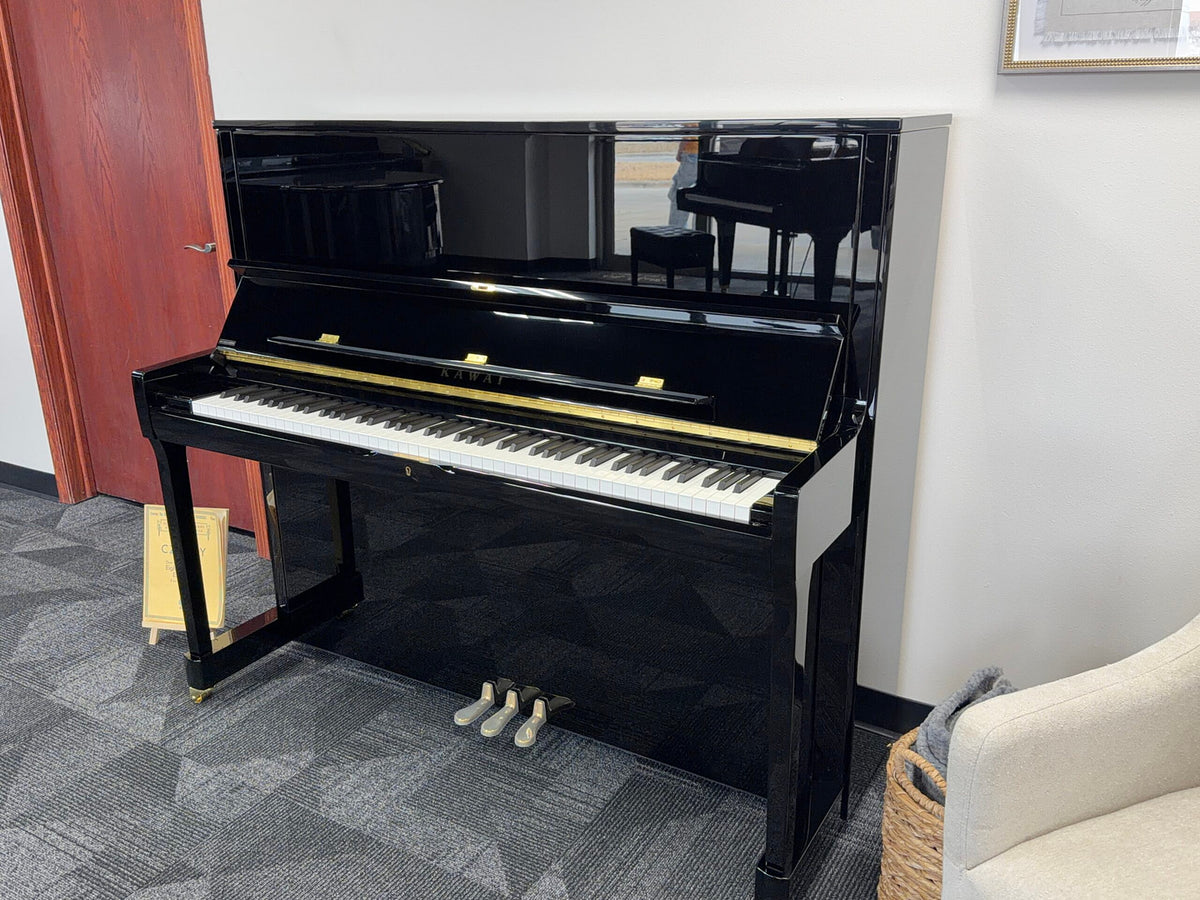 Toàn cảnh đàn piano KAWAI K500 tại showroom Tân Nhạc Cụ, màu đen bóng polished ebony, mở nắp, nghiêng góc bên phải