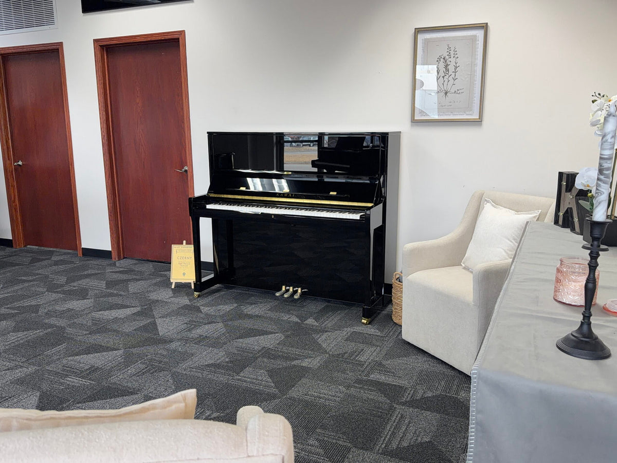 Toàn cảnh đàn piano KAWAI K500 tại showroom Tân Nhạc Cụ, màu đen bóng polished ebony, mở nắp, chụp từ đằng xa