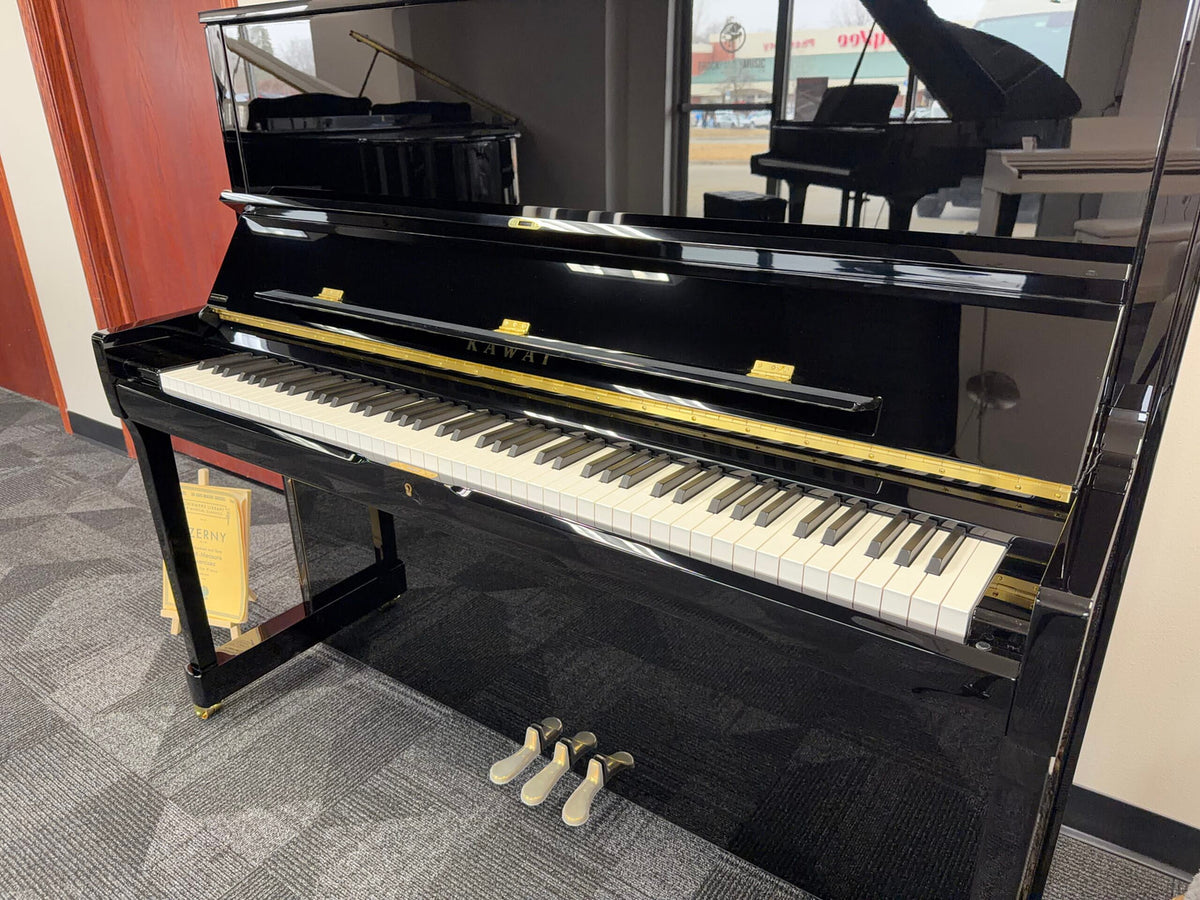 Cận cảnh đàn piano KAWAI K500 tại showroom Tân Nhạc Cụ, màu đen bóng polished ebony, mở nắp