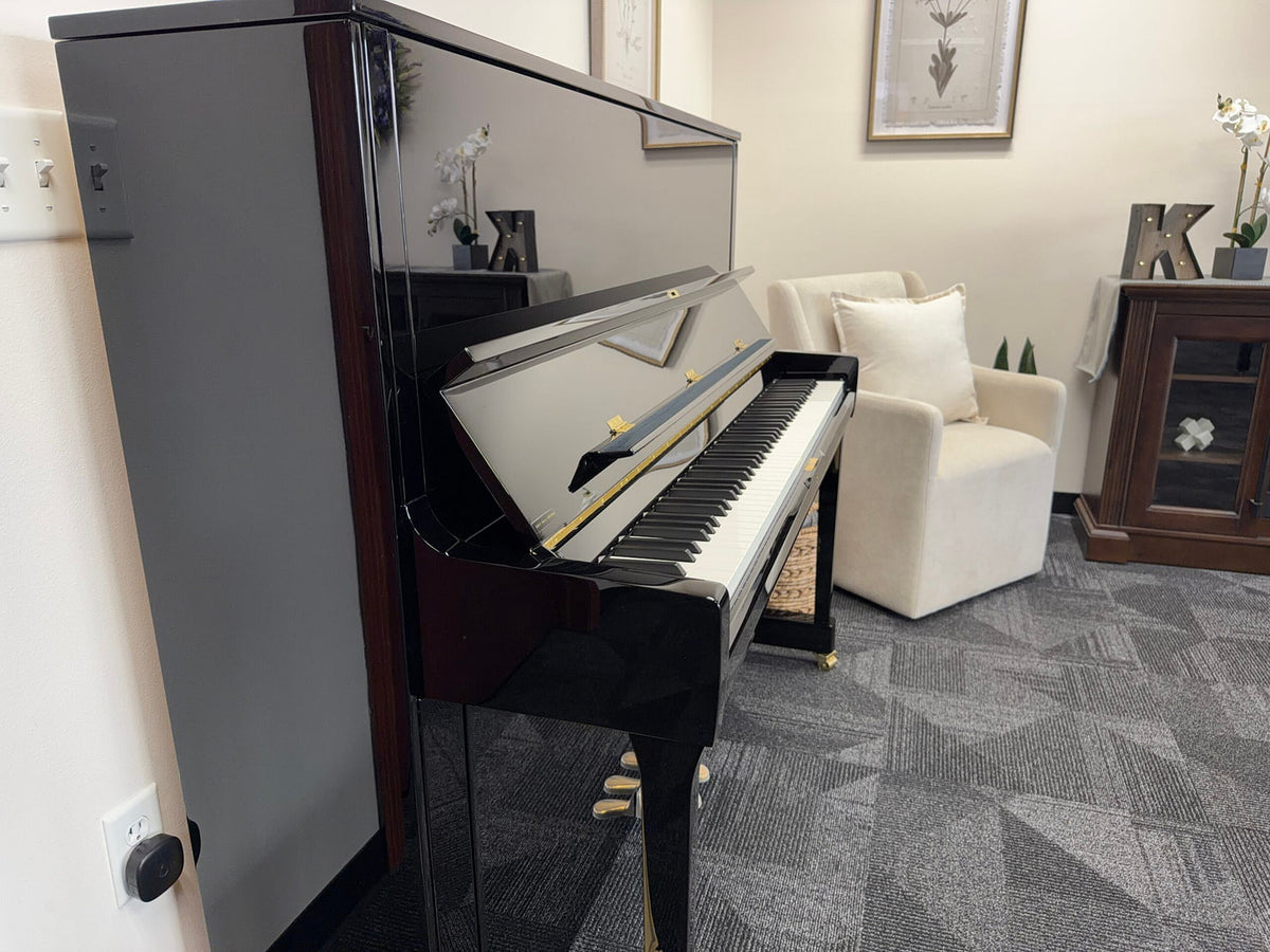 Bên hông đàn piano KAWAI K500 tại showroom Tân Nhạc Cụ, màu đen bóng polished ebony, mở nắp