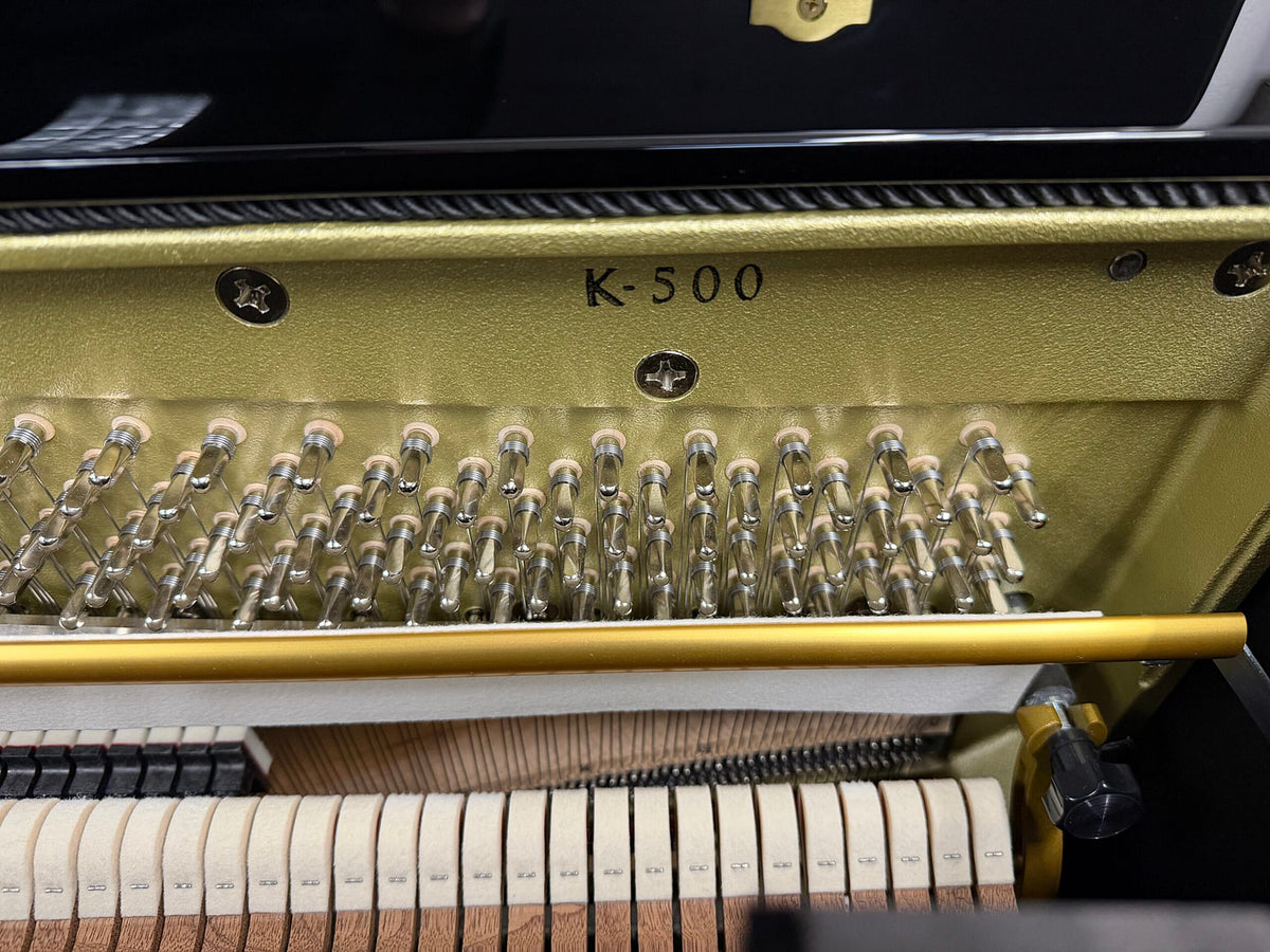 Chi tiết bộ máy bên trong đàn piano KAWAI K500, các chốt pin sáng bóng, búa đều, dòng chữ model K-500