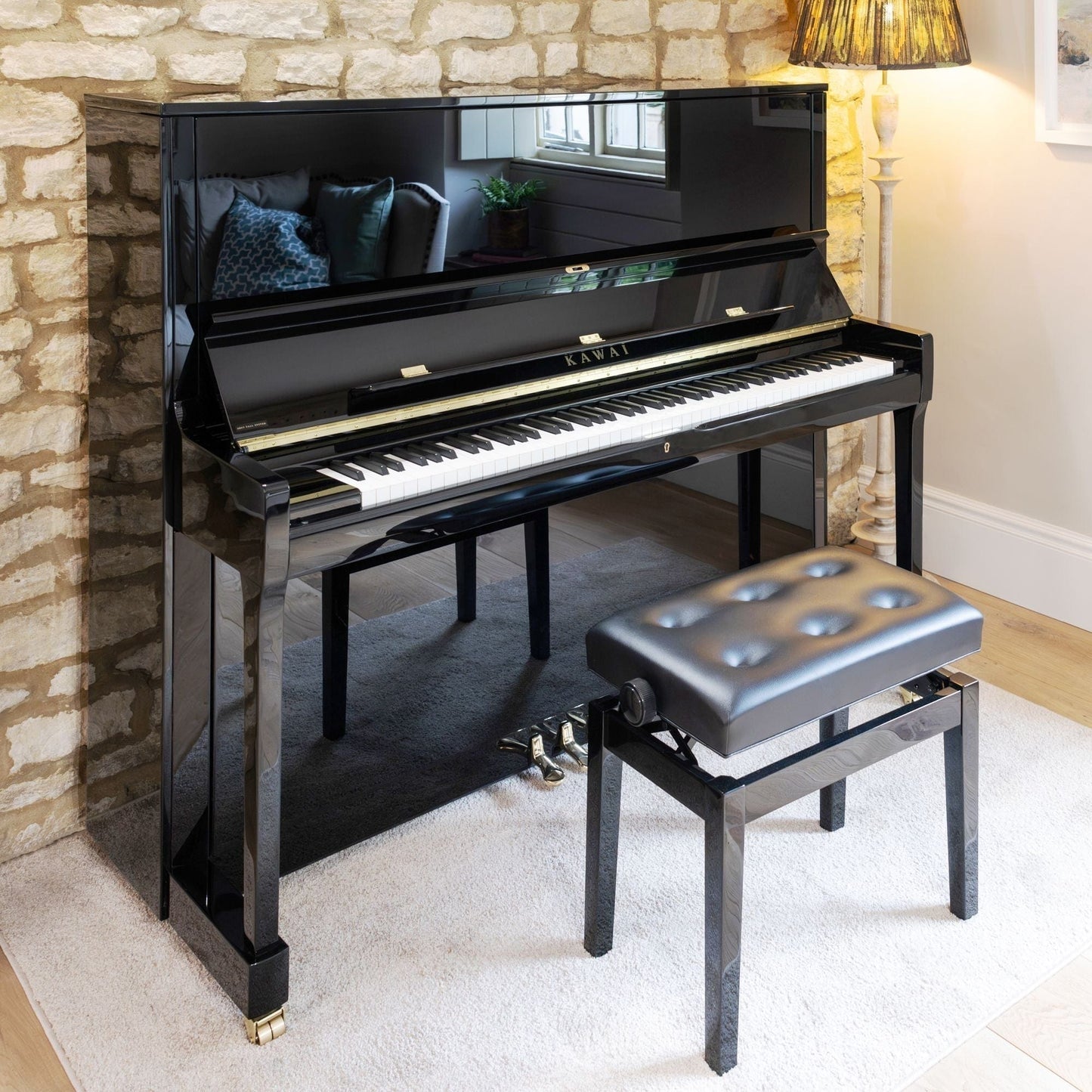 Toàn cảnh đàn piano KAWAI K600 tại phòng khách nhà khách hàng của Tân Nhạc Cụ, đi kèm ghế chính hãng, mở nắp