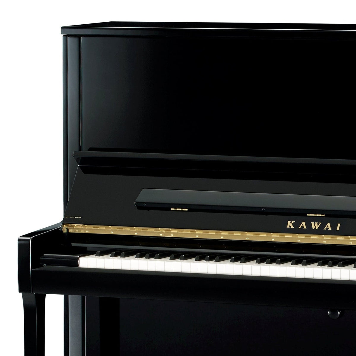 Chụp một phần đàn piano KAWAI K00 làm nổi bật màu đen bóng sang trọng